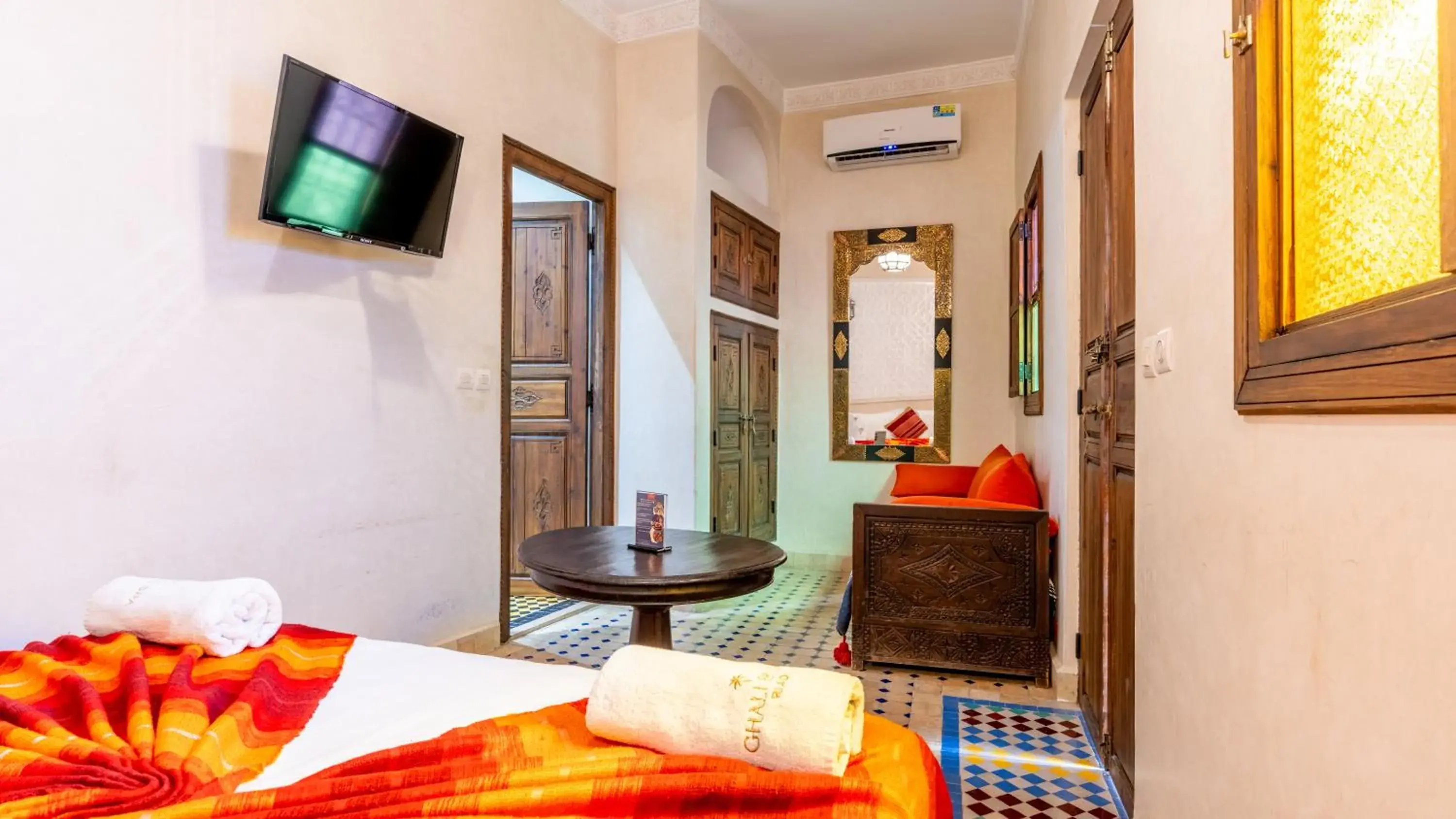 TV and multimedia, Bed in Riad Ghali Hotel & SPA TV and multimedia, Bed in Riad Ghali Hotel & SPA