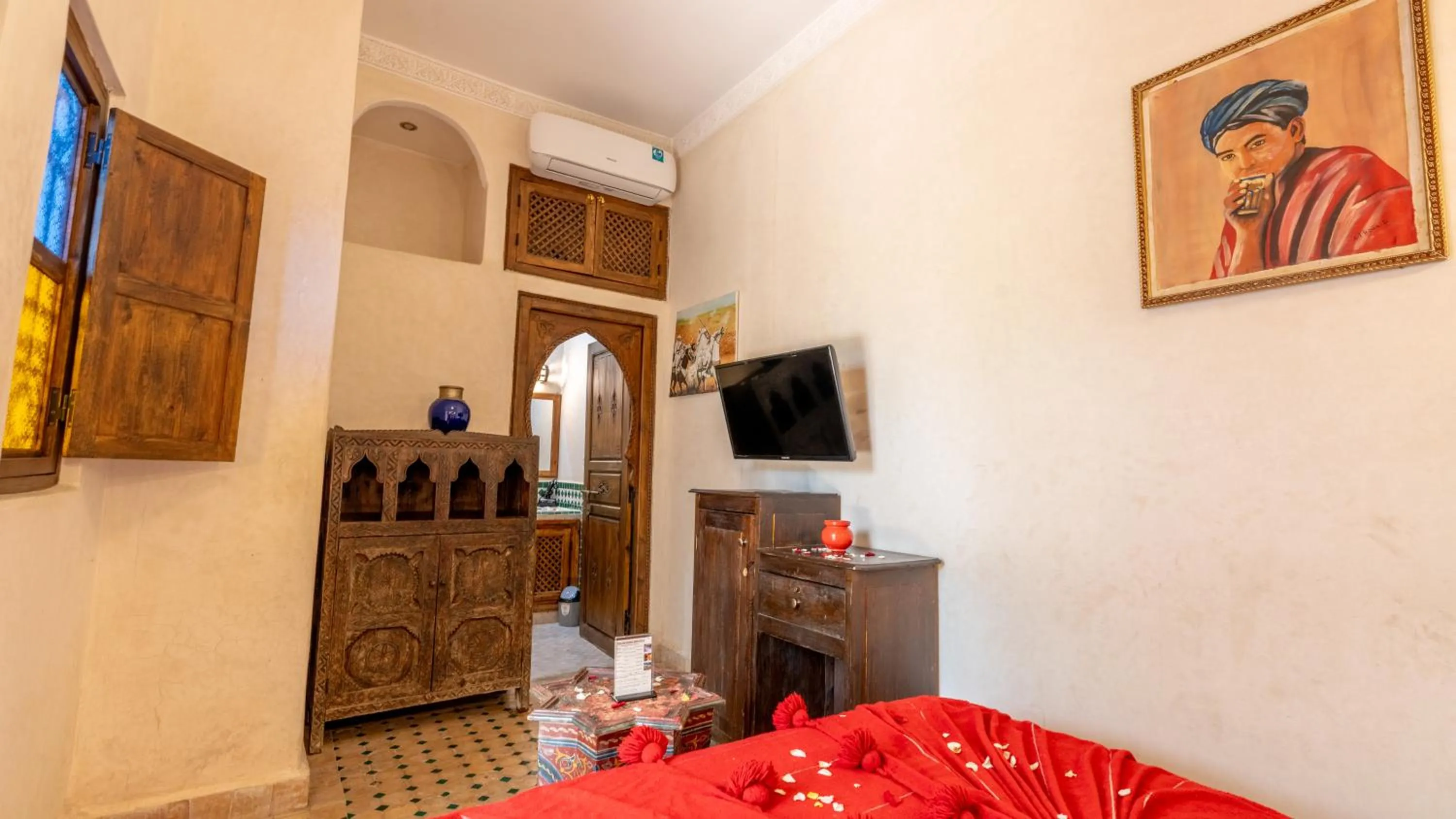 TV and multimedia in Riad Ghali Hotel & SPA