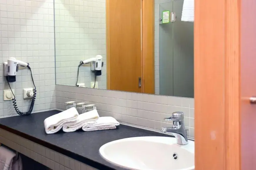 Triple Room in Robert-Schuman-Haus Triple Room in Robert-Schuman-Haus