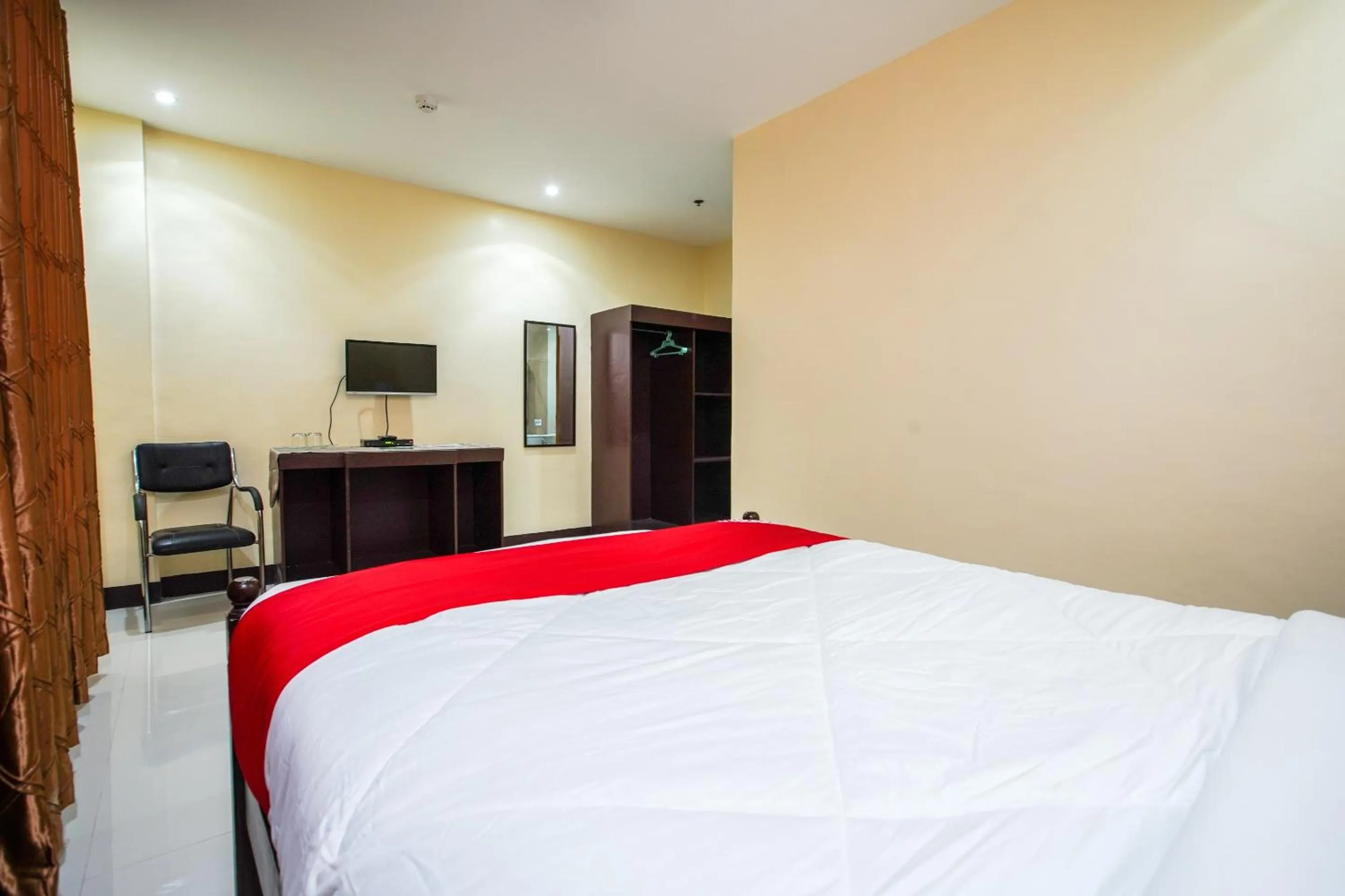 Bedroom, Bed in OYO 236 Hotel Edmundo