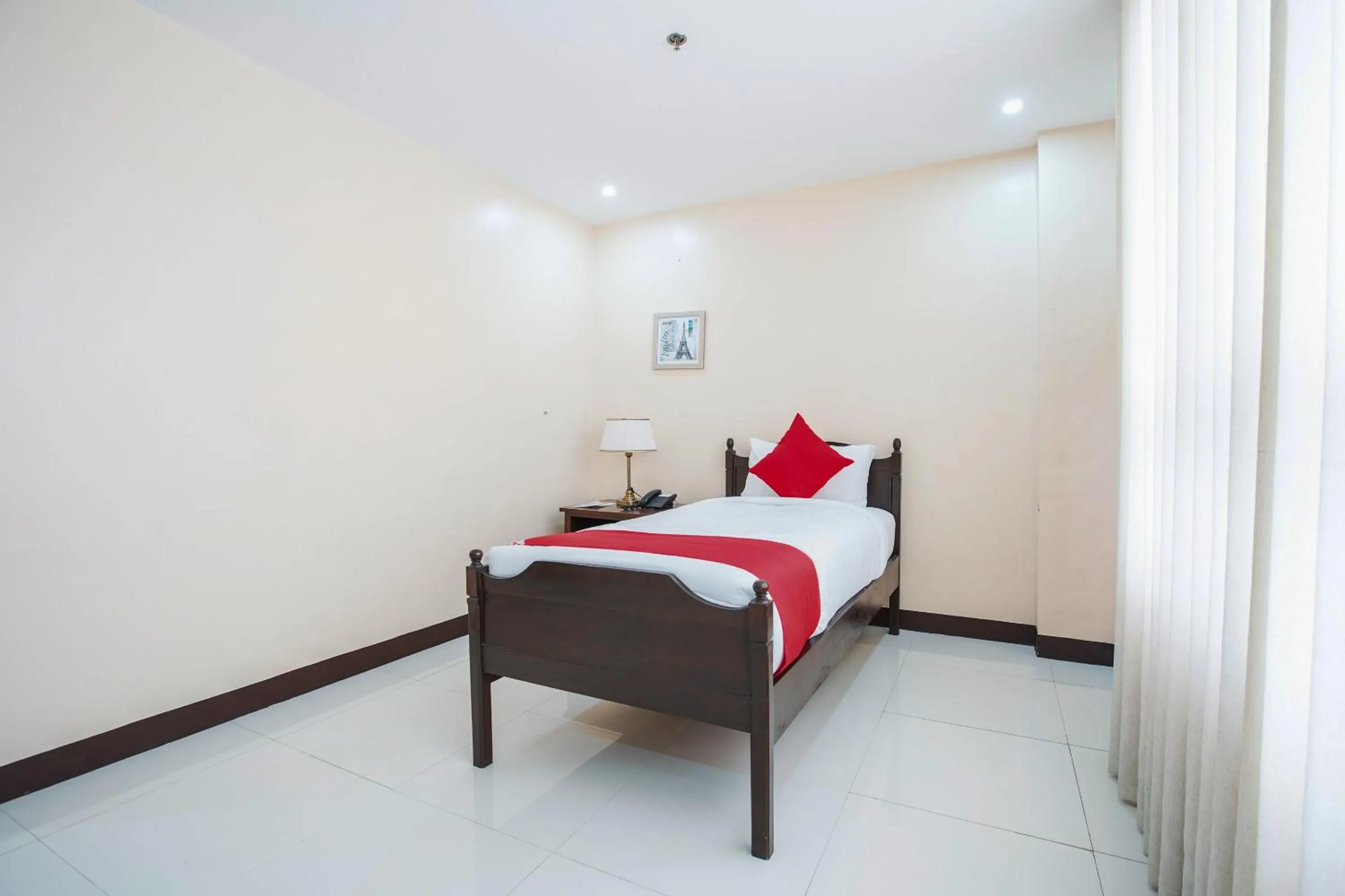 Bedroom, Bed in OYO 236 Hotel Edmundo