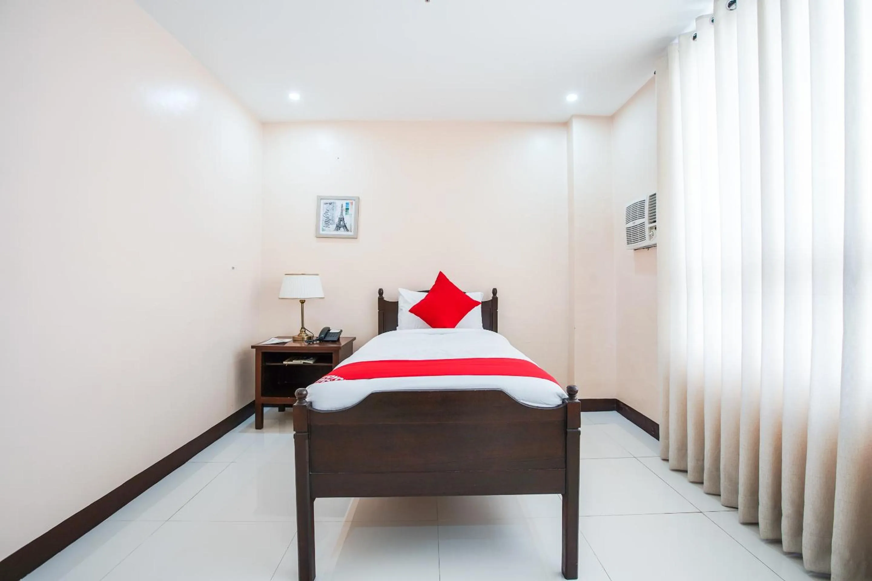 Bedroom, Bed in OYO 236 Hotel Edmundo