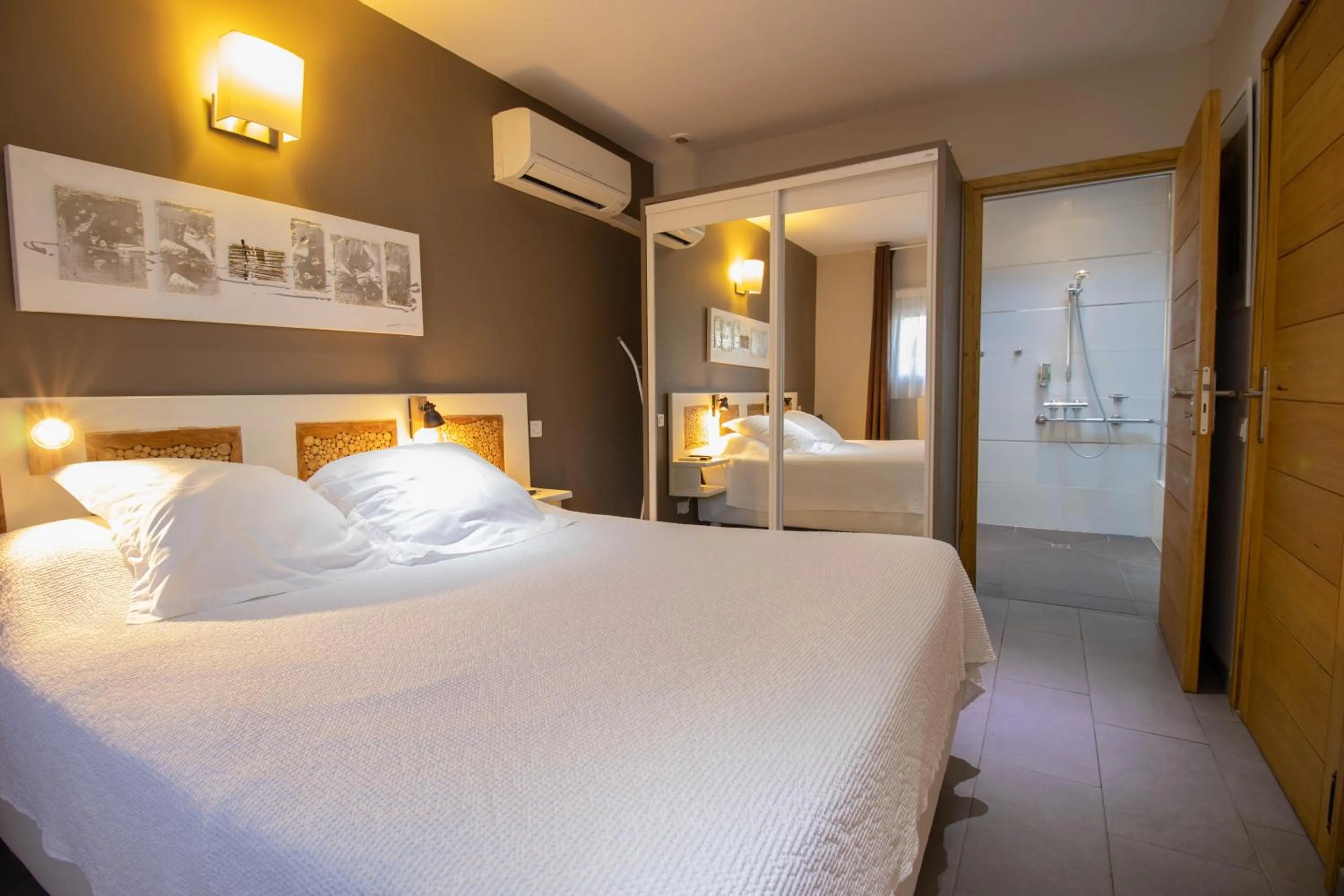 Photo of the whole room, Bed in Athéna MOTEL