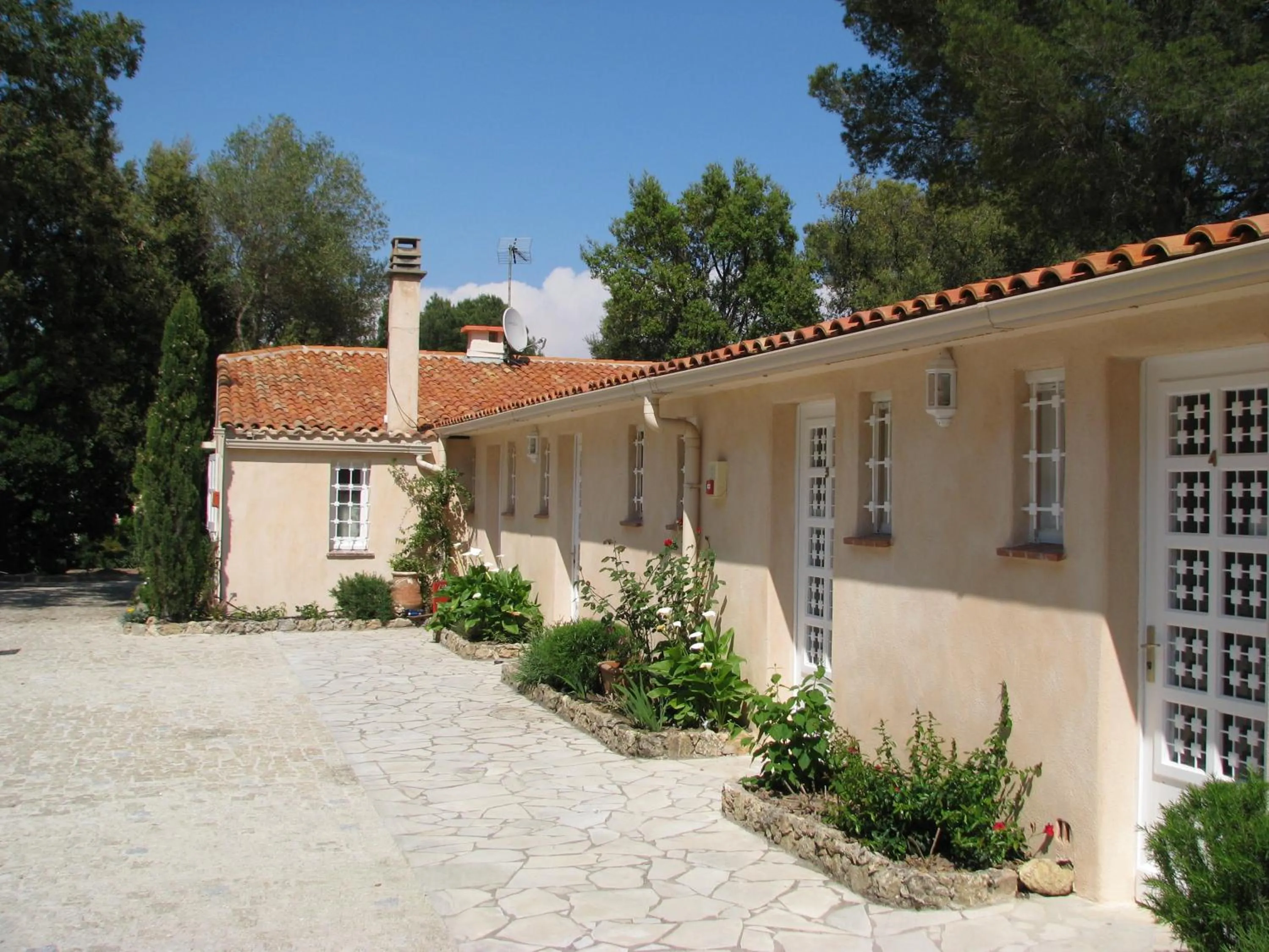 Facade/entrance in Athéna MOTEL