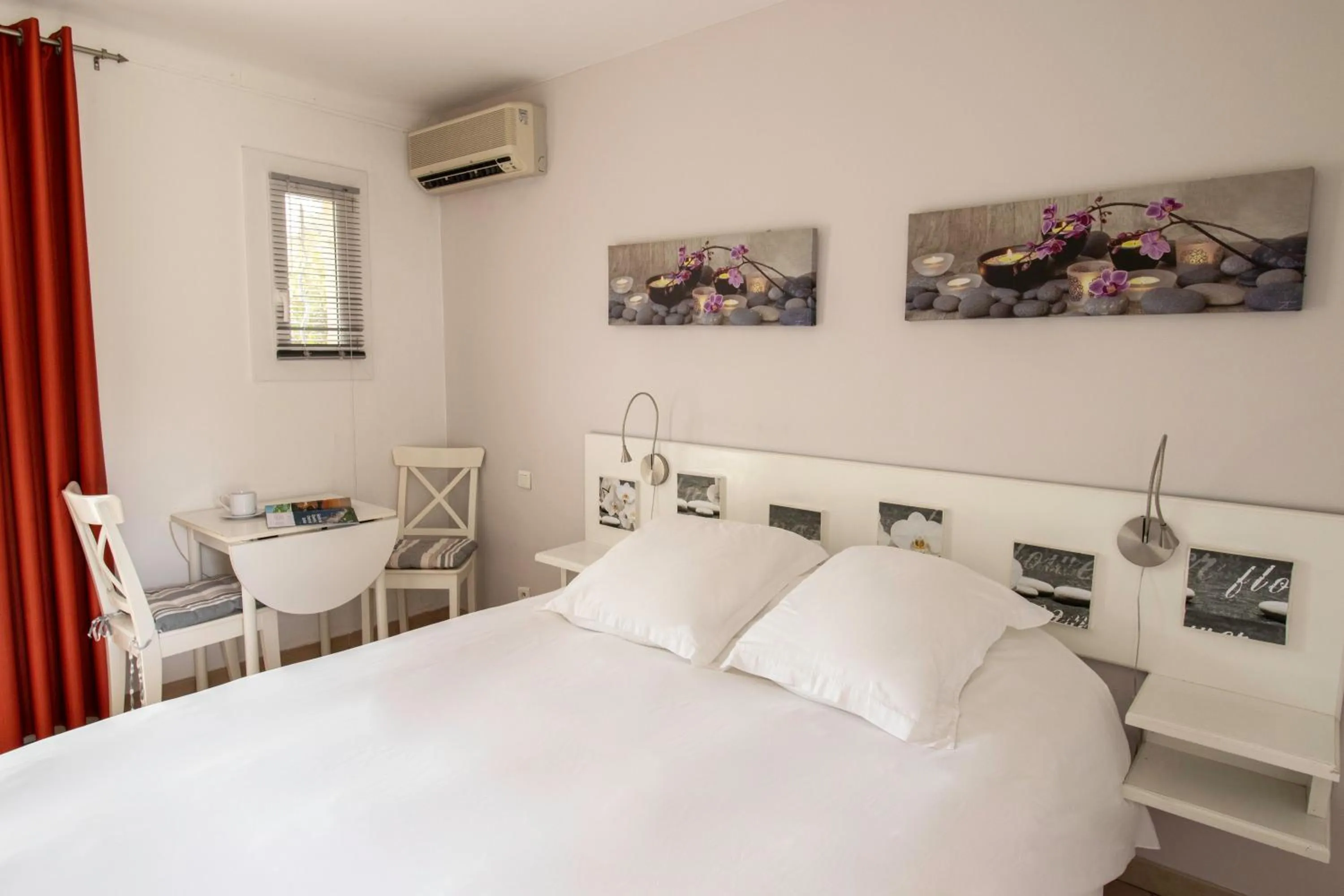 Bedroom, Bed in Athéna MOTEL