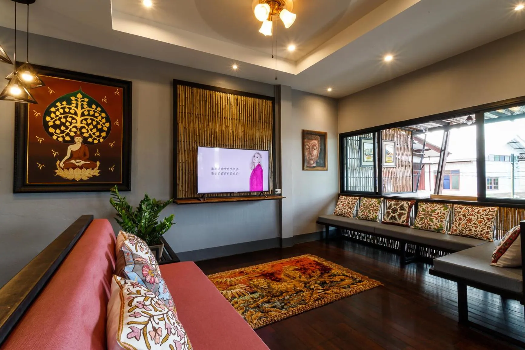 Communal lounge/ TV room in Hostel One Art and Gallery