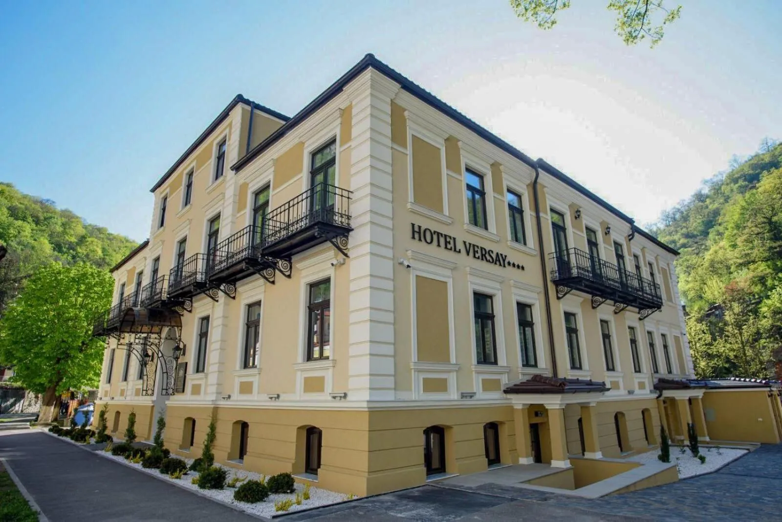 Property building in Hotel Versay