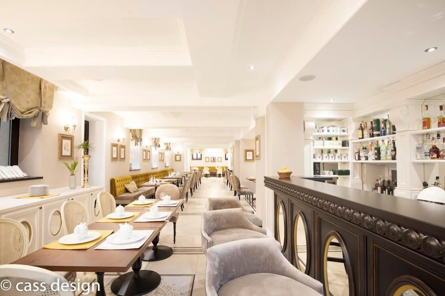 Restaurant/places to eat in Hotel Versay