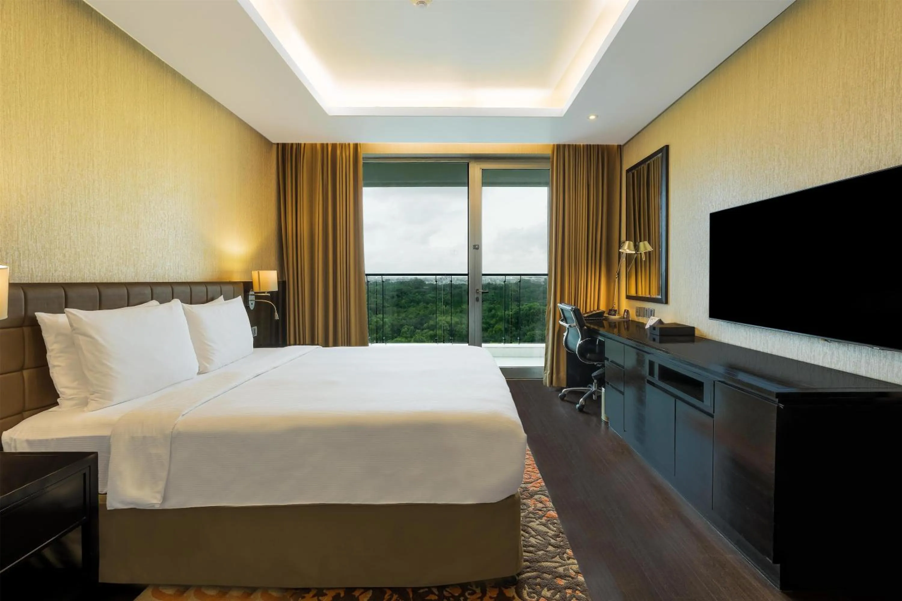 Bed in DoubleTree Suites by Hilton Bengaluru Outer Ring Road