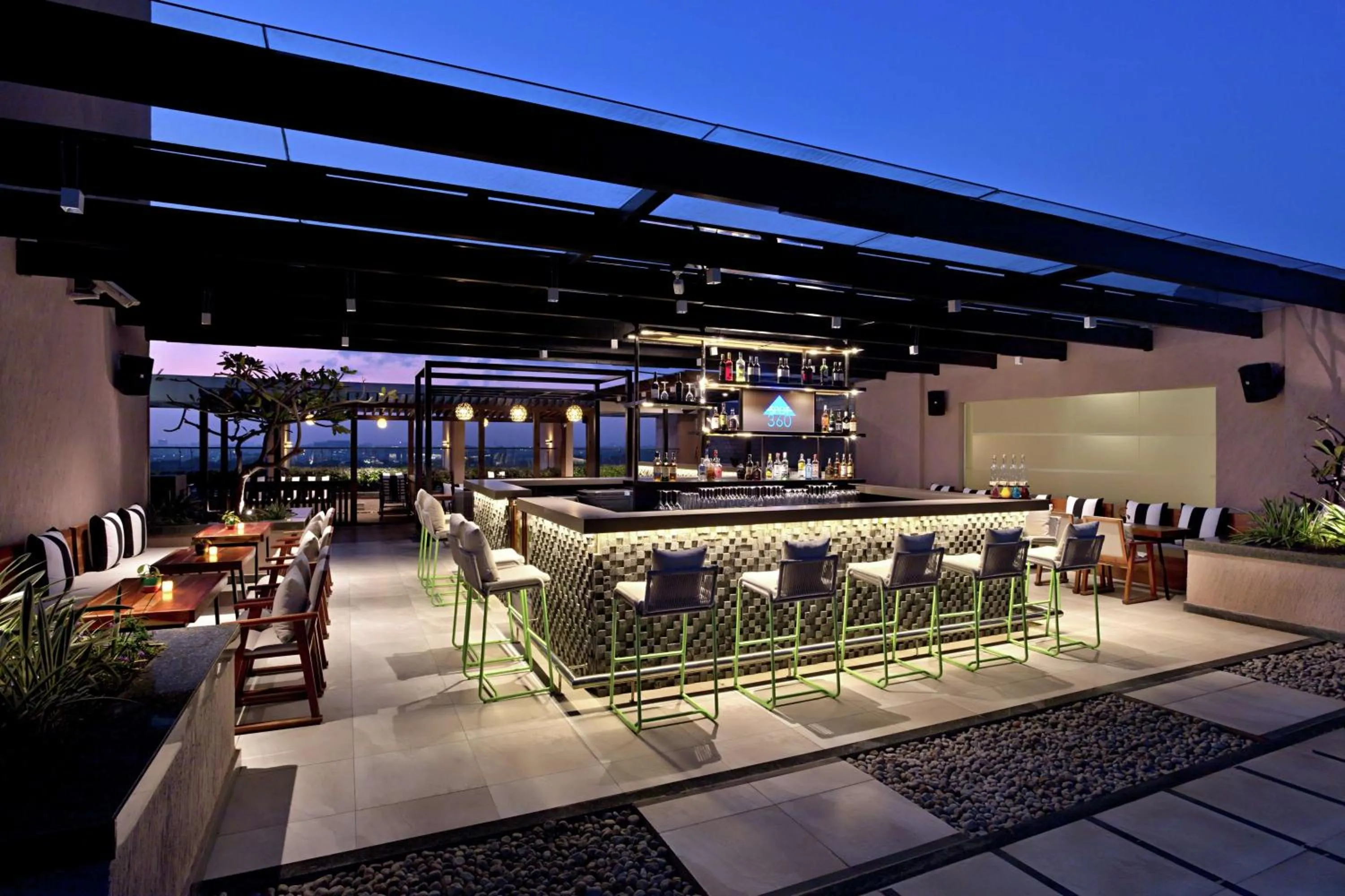 Lounge or bar in DoubleTree Suites by Hilton Bengaluru Outer Ring Road