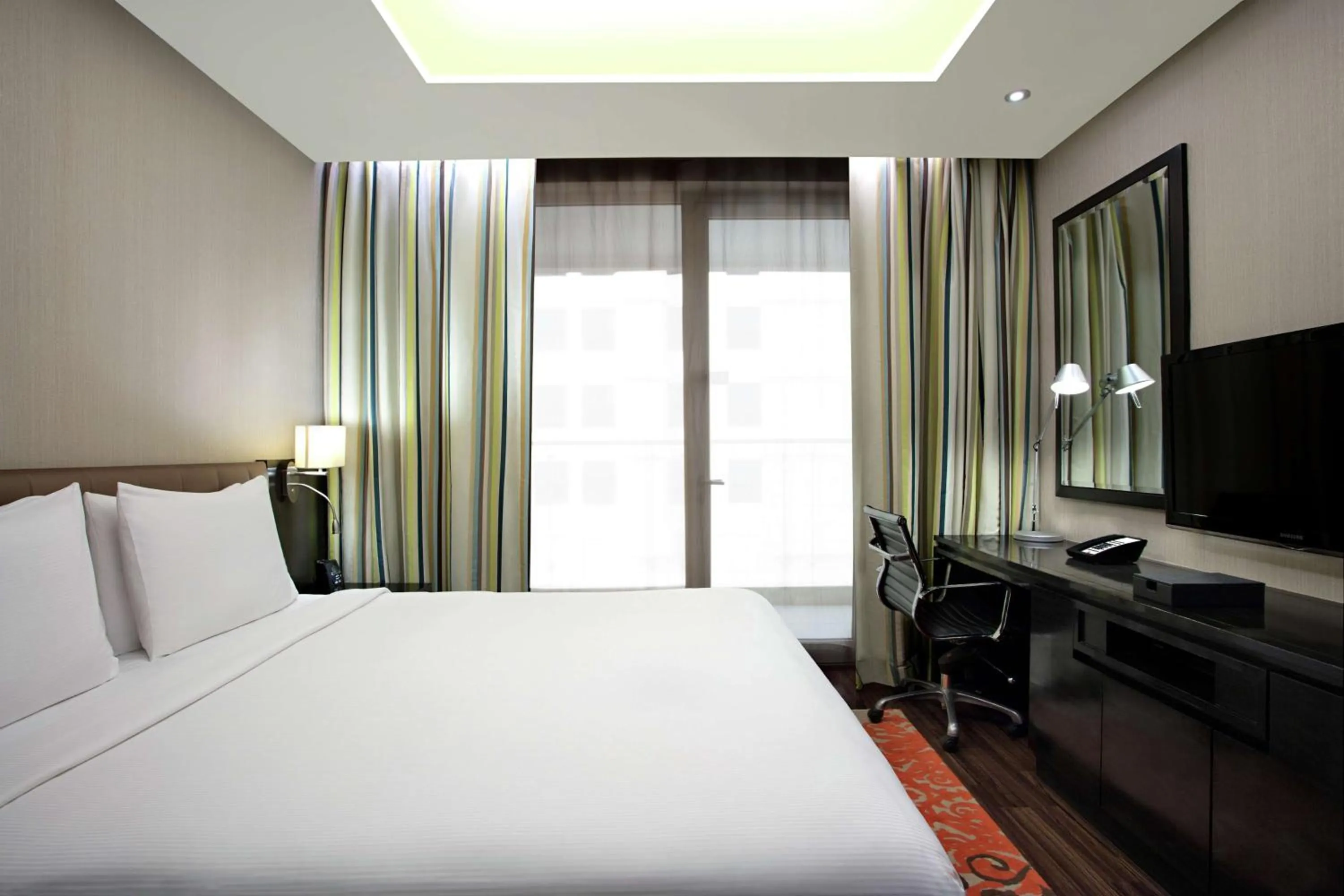 Kitchen or kitchenette, Bed in DoubleTree Suites by Hilton Bengaluru Outer Ring Road