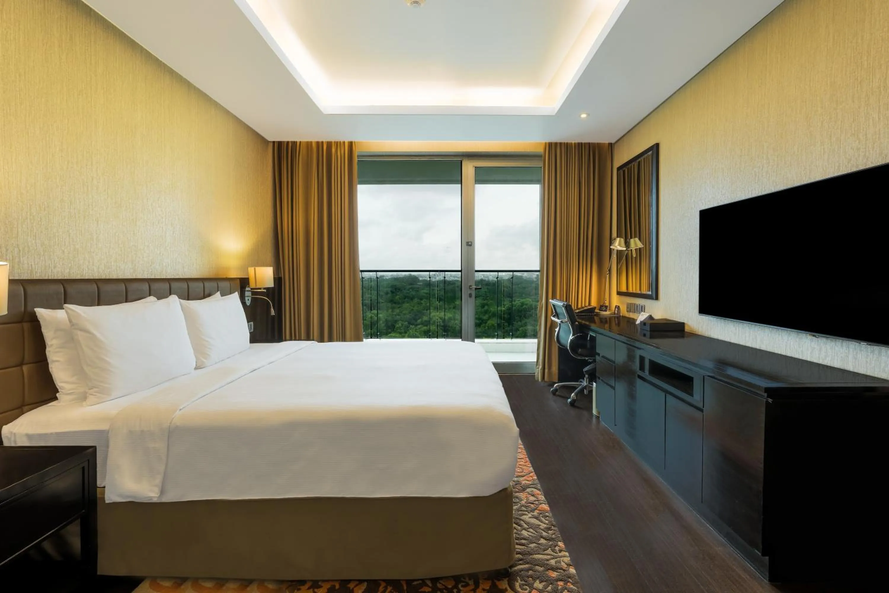 Bed in DoubleTree Suites by Hilton Bengaluru Outer Ring Road