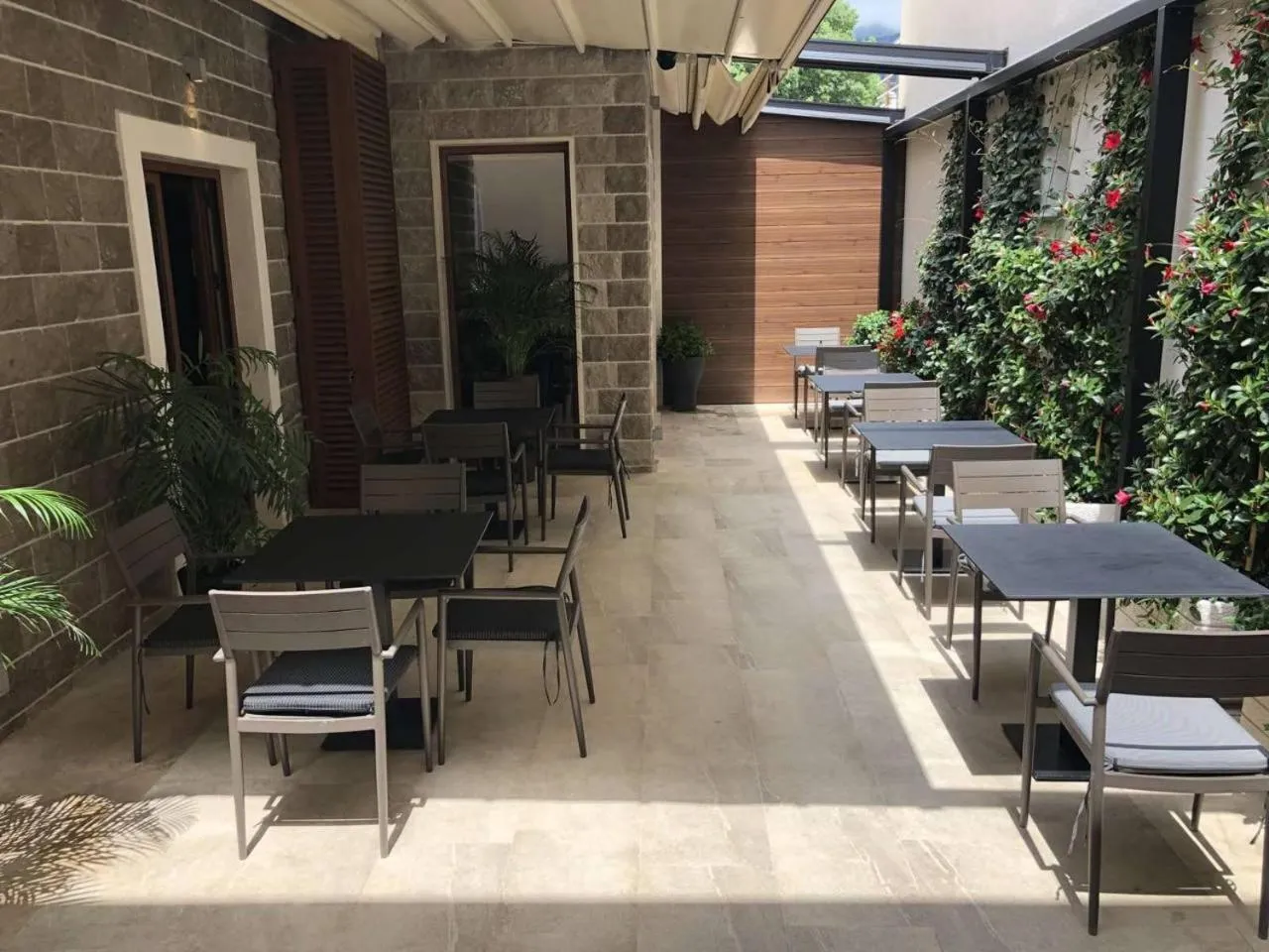 Restaurant/places to eat in Hotel Vela