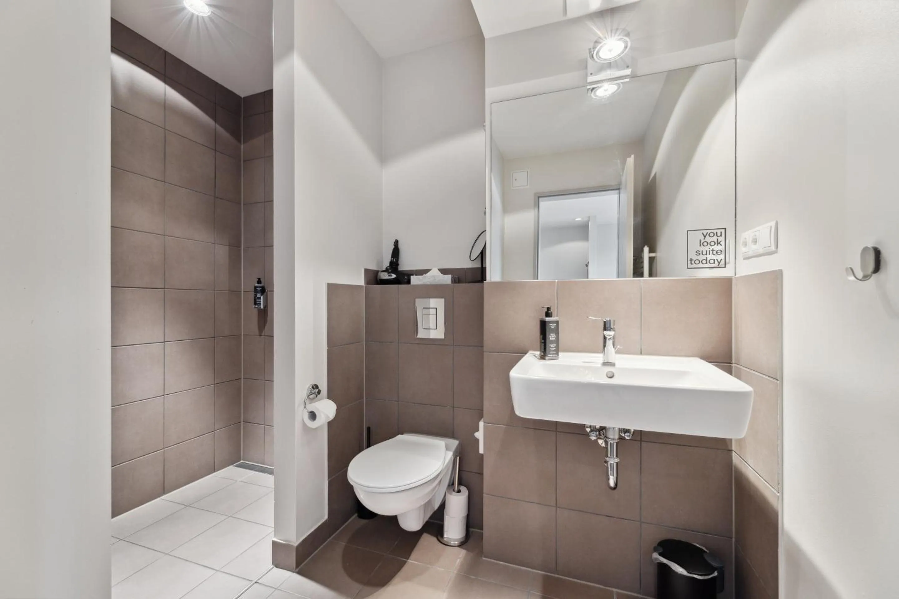 Shower in Limehome Berlin Prenzlauer Allee - Digital Access