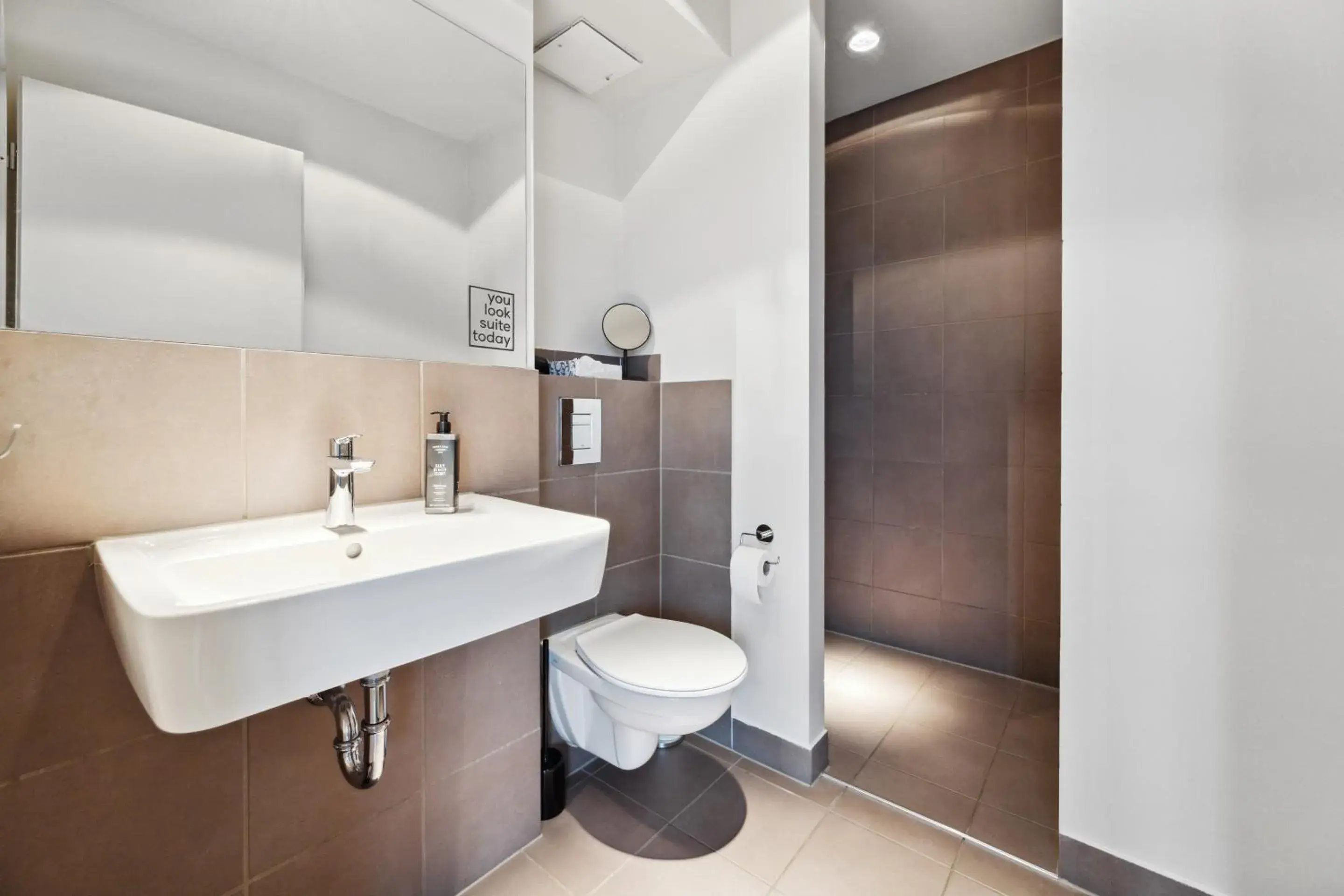 Shower in Limehome Berlin Prenzlauer Allee - Digital Access Shower in Limehome Berlin Prenzlauer Allee - Digital Access