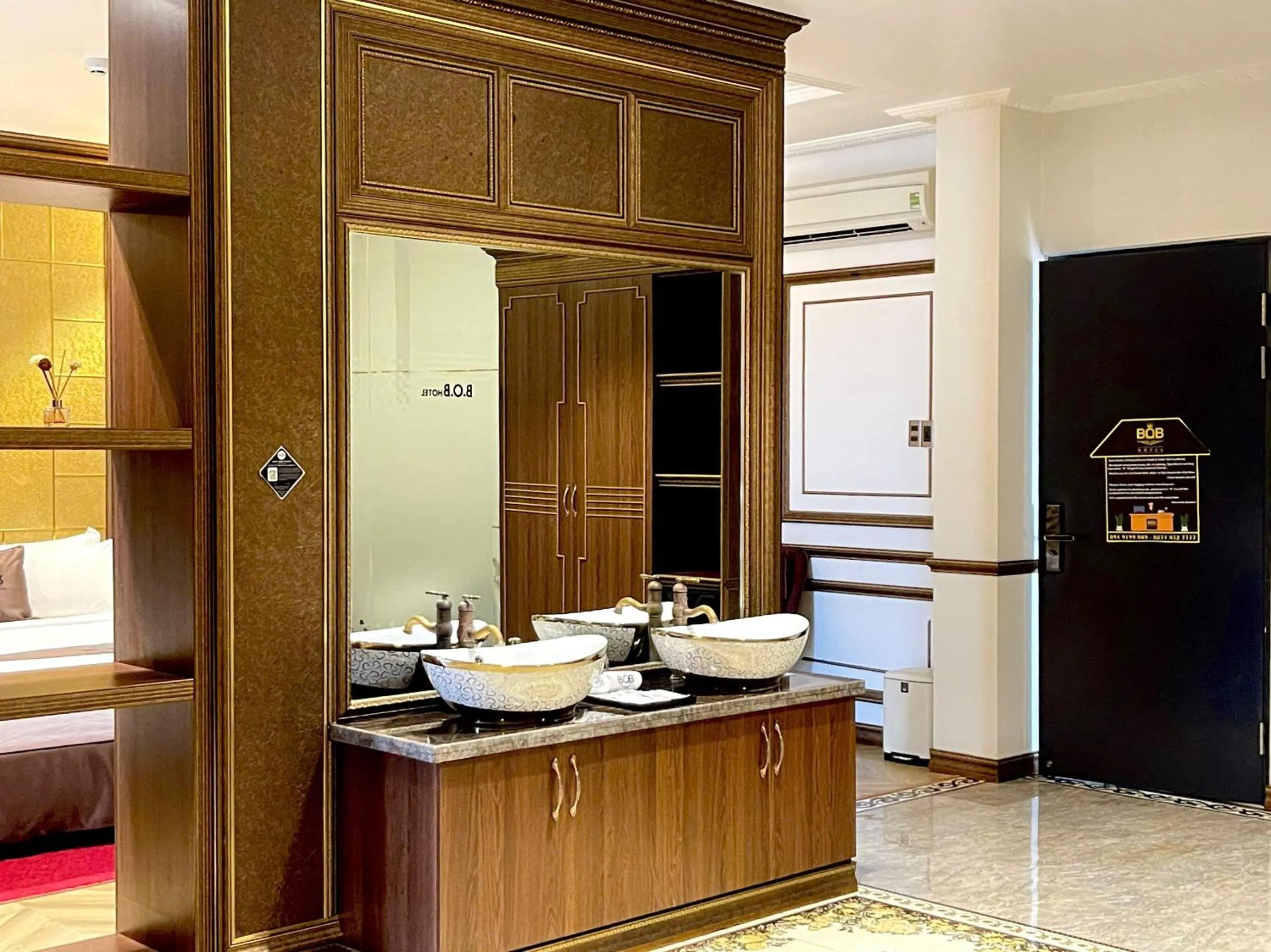 Bathroom, Bed in B.O.B Hotel