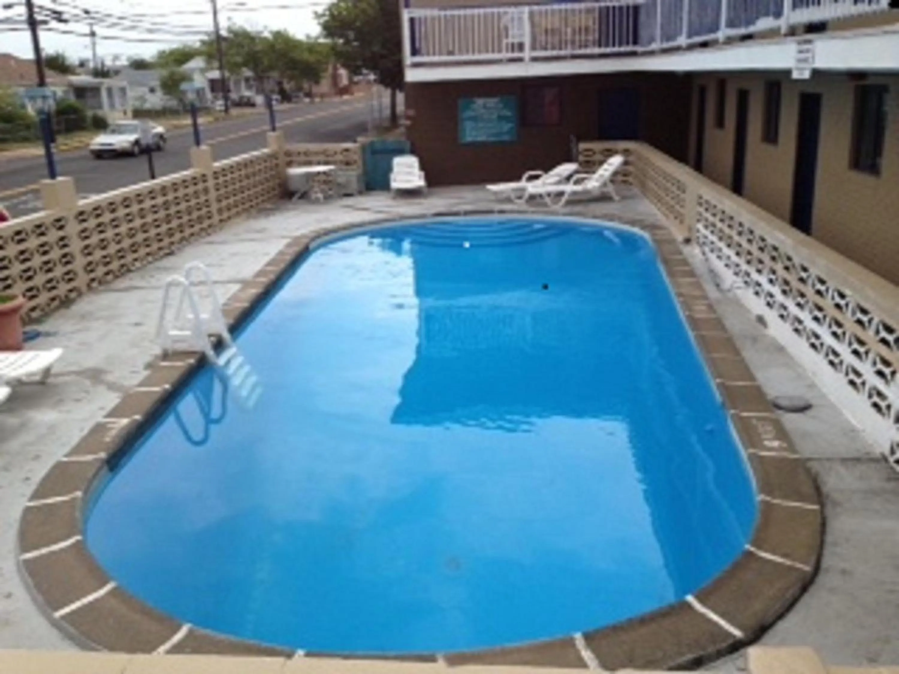 Swimming pool in Atlantic Inn