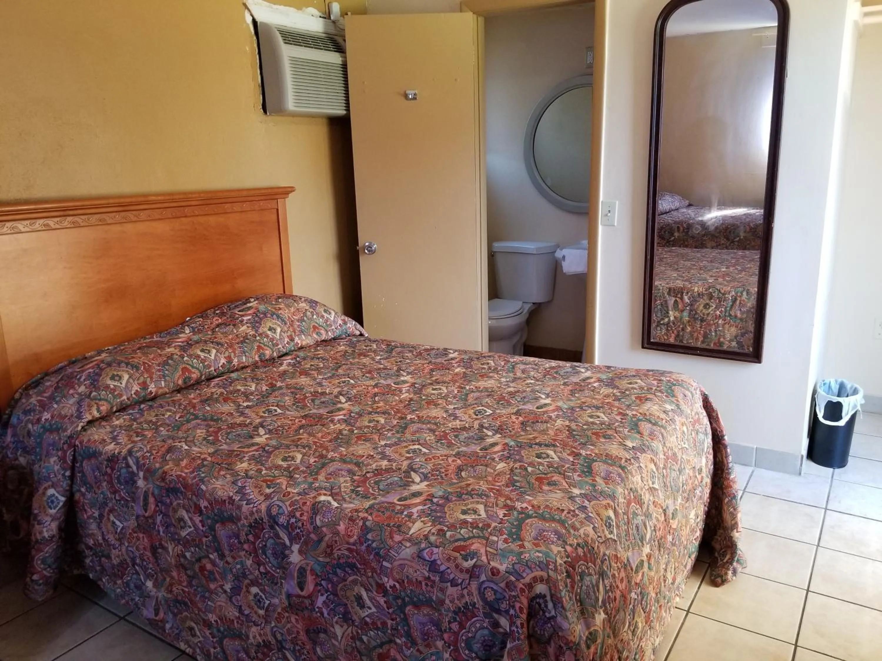 Bedroom in Atlantic Inn