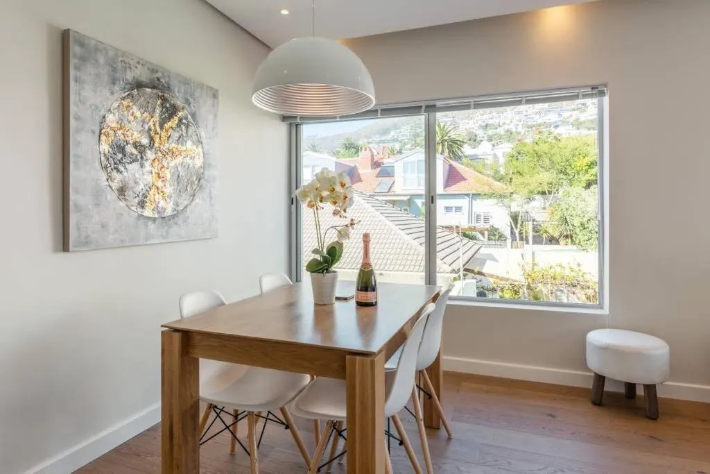 Bantry Bay 2-Bedroom Retreat with Mountain Views