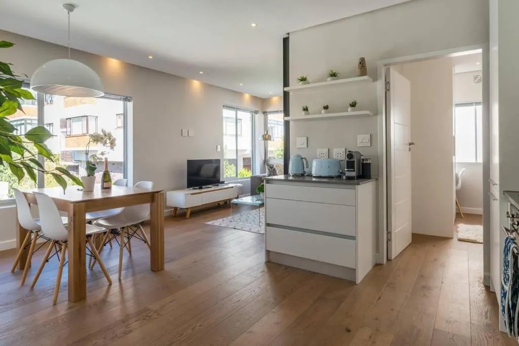 Bantry Bay 2-Bedroom Retreat with Mountain Views