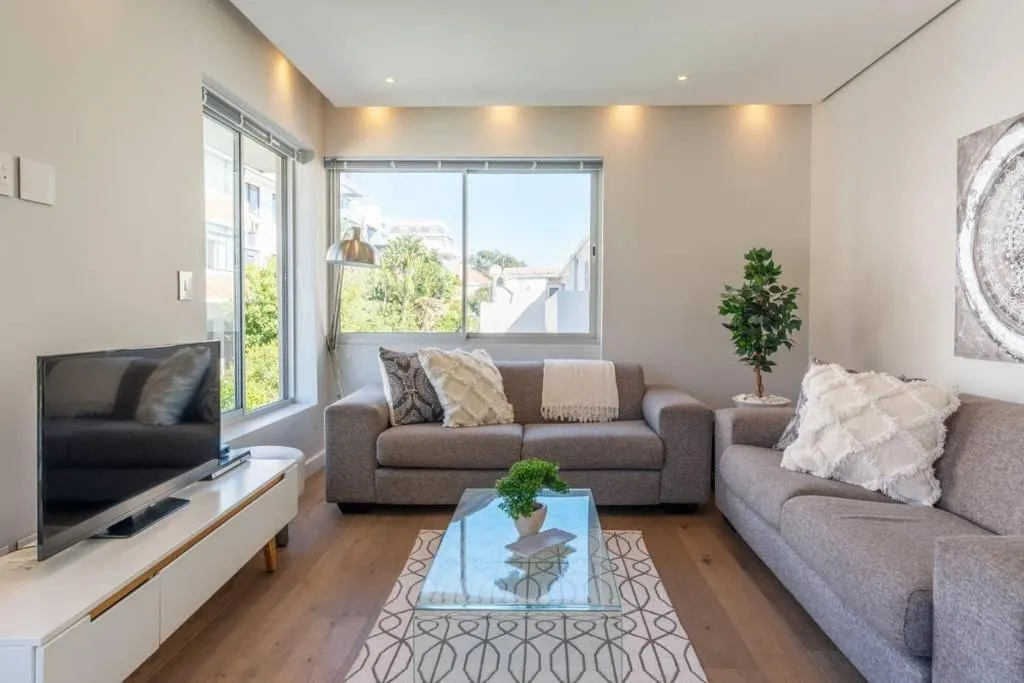 Bantry Bay 2-Bedroom Retreat with Mountain Views