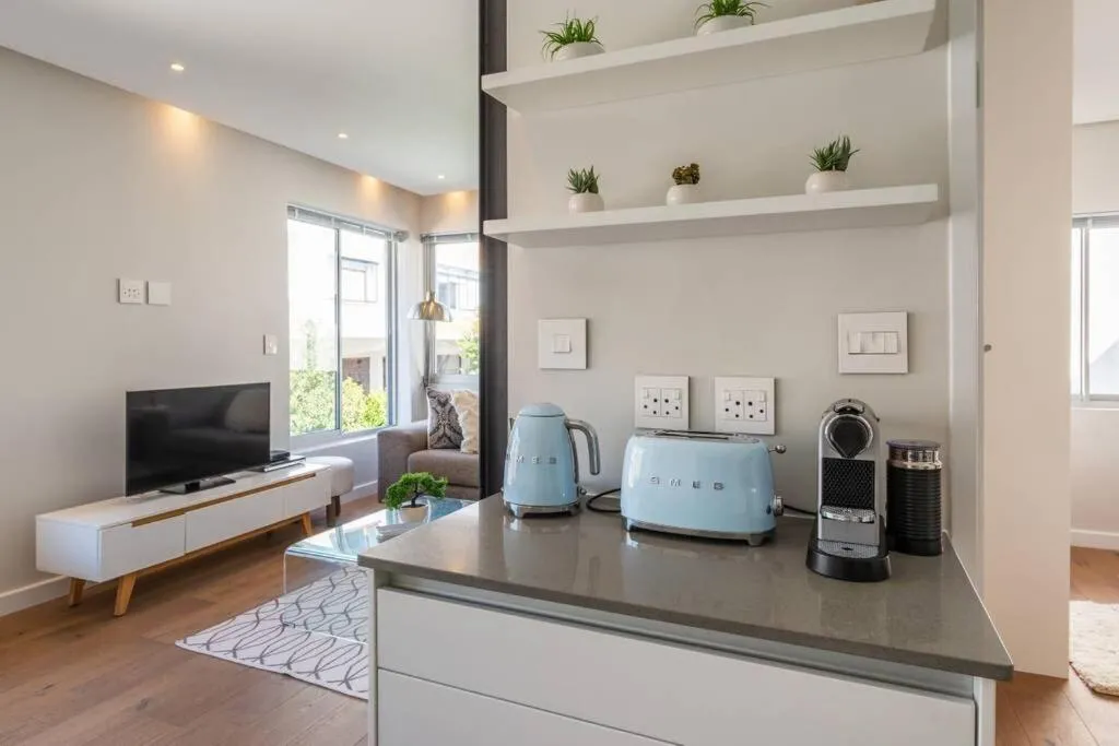 Bantry Bay 2-Bedroom Retreat with Mountain Views