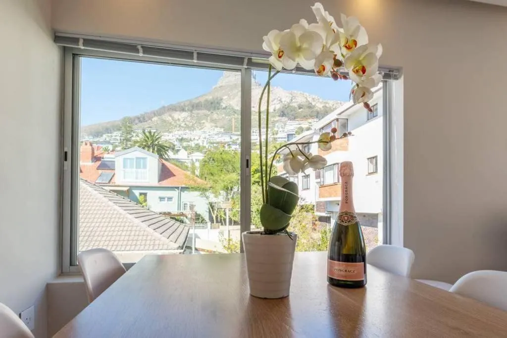 Bantry Bay 2-Bedroom Retreat with Mountain Views