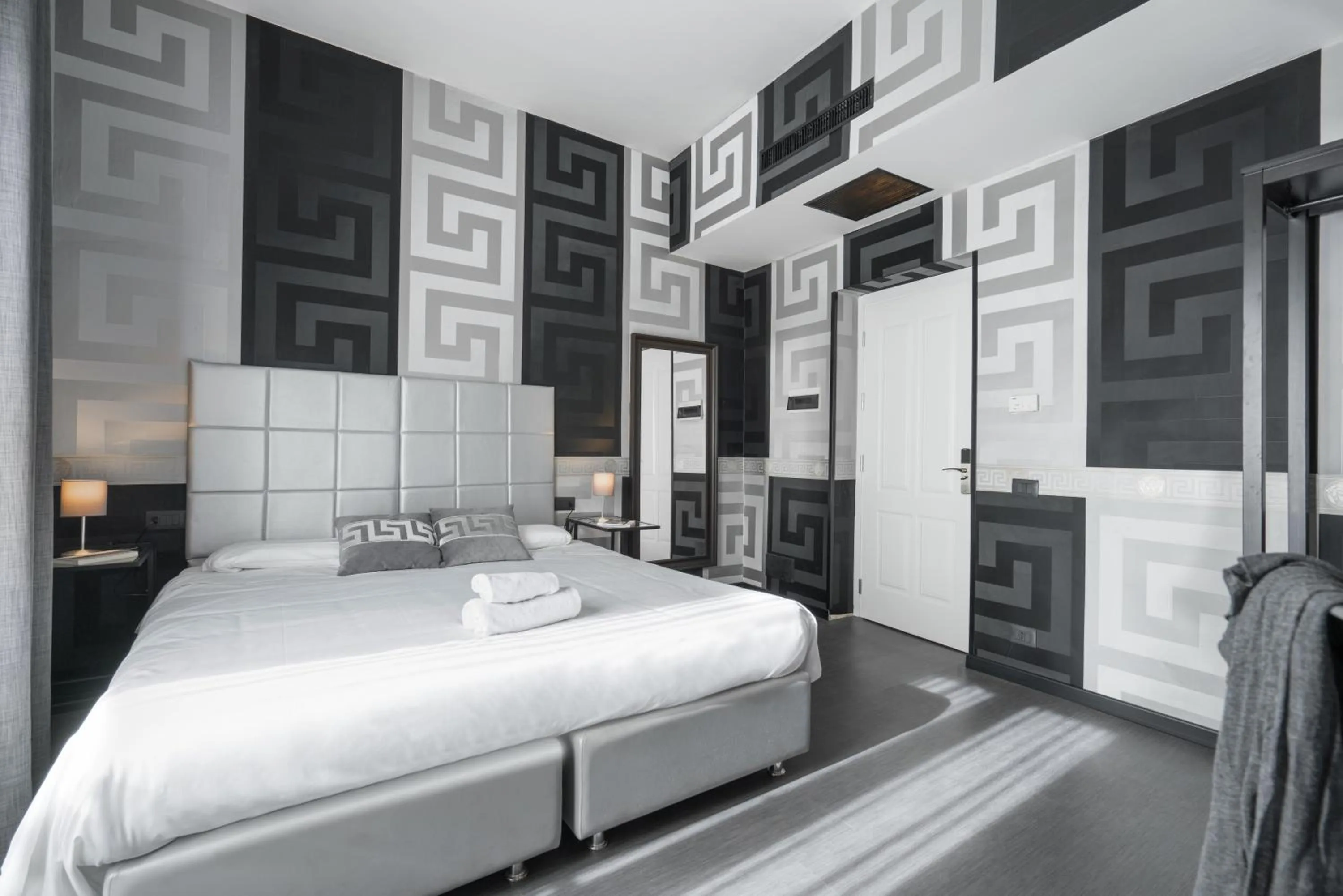 Photo of the whole room, Bed in Hotel Deco