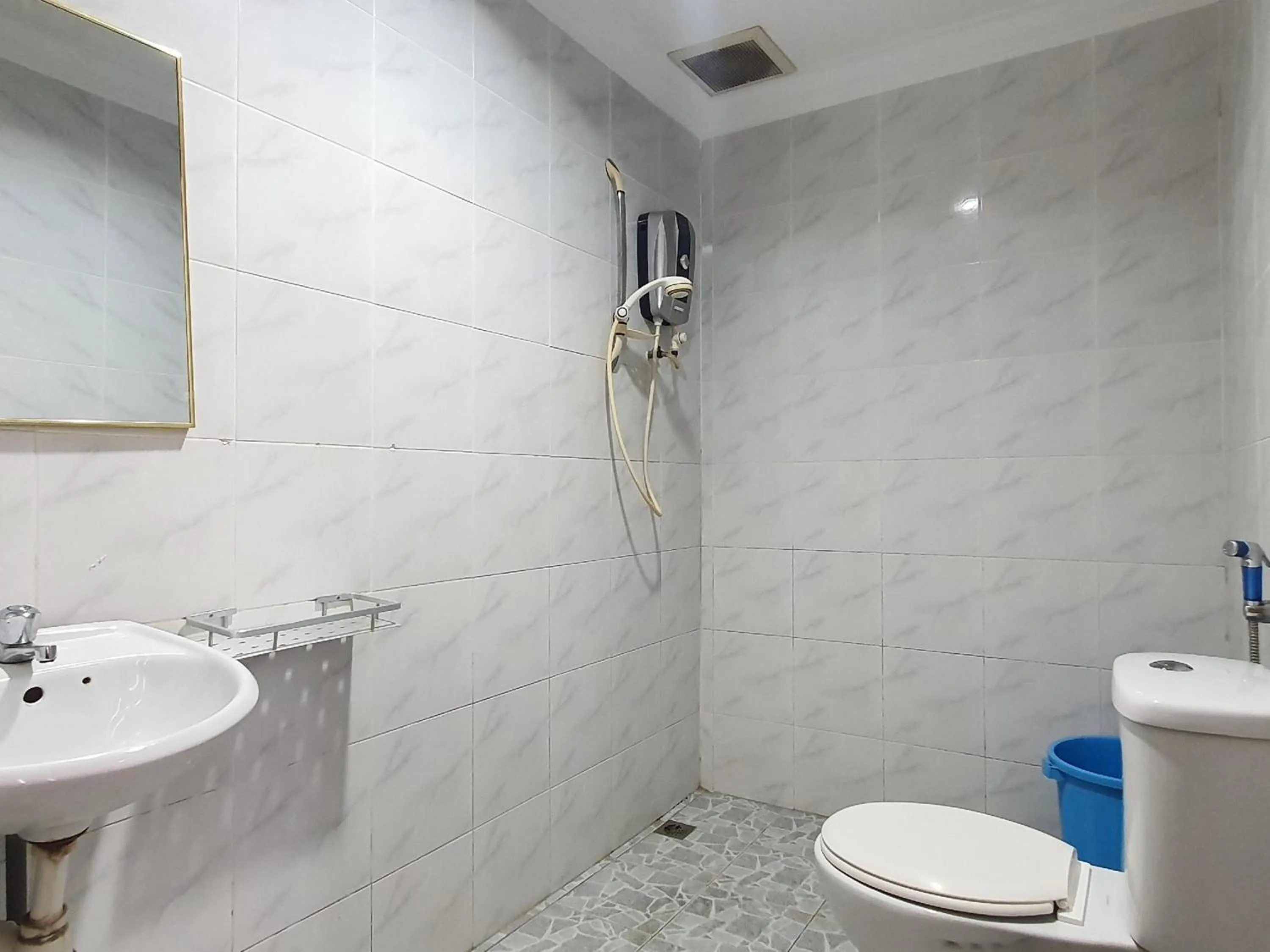 Bathroom in Hotel O Melody 88 Inn