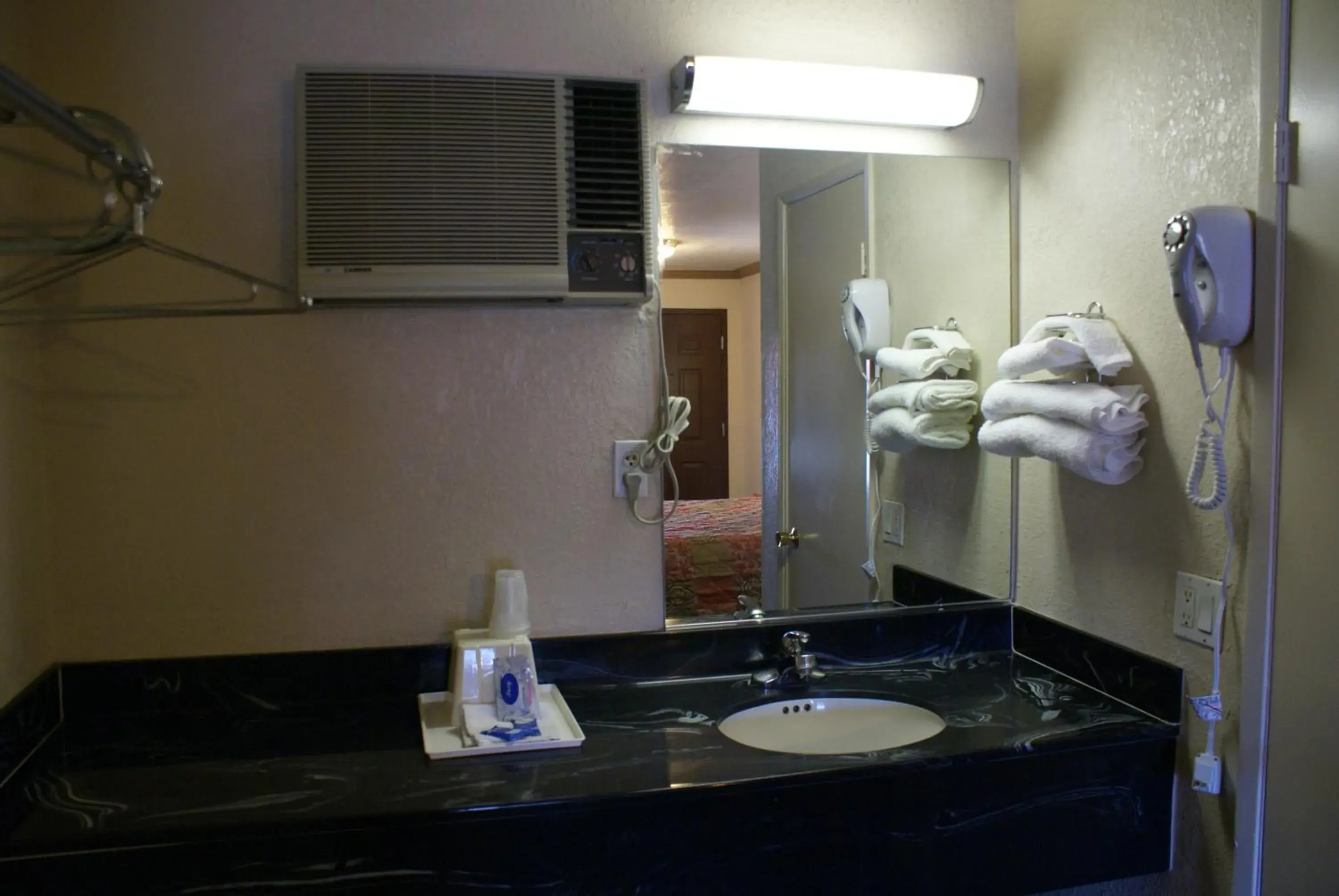 Bathroom in Best Budget Inn Anaheim