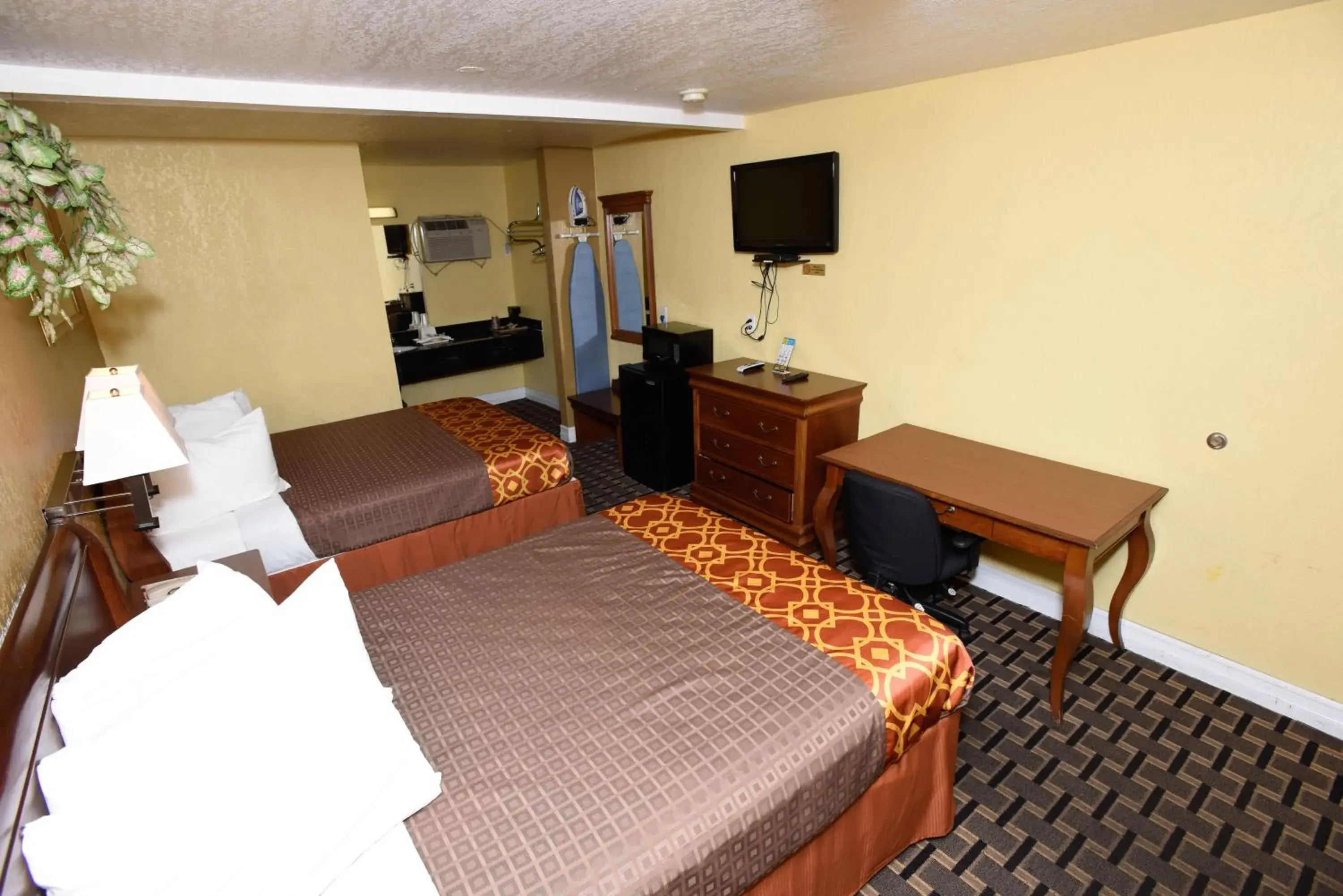 Bed in Best Budget Inn Anaheim