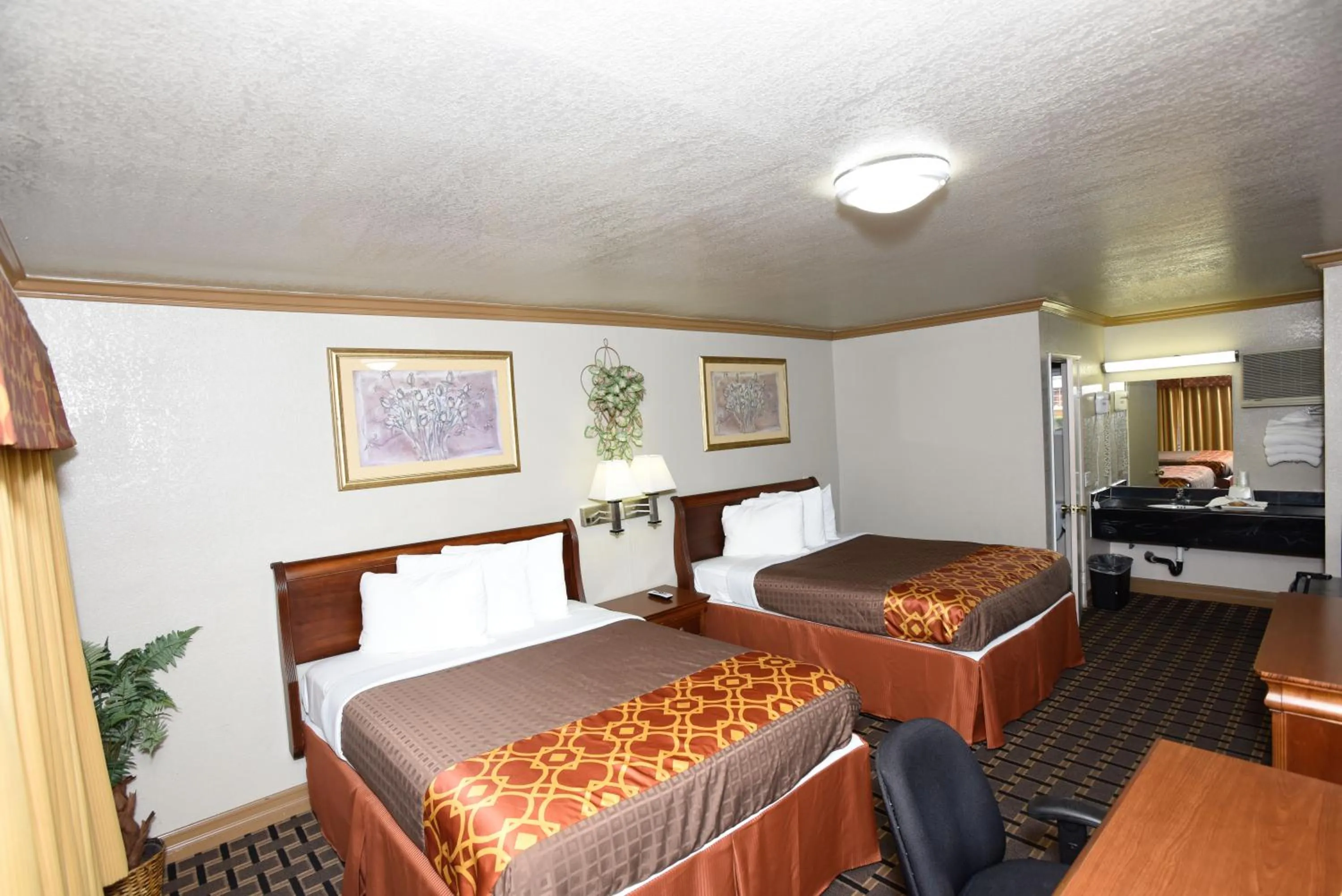 Bed in Best Budget Inn Anaheim