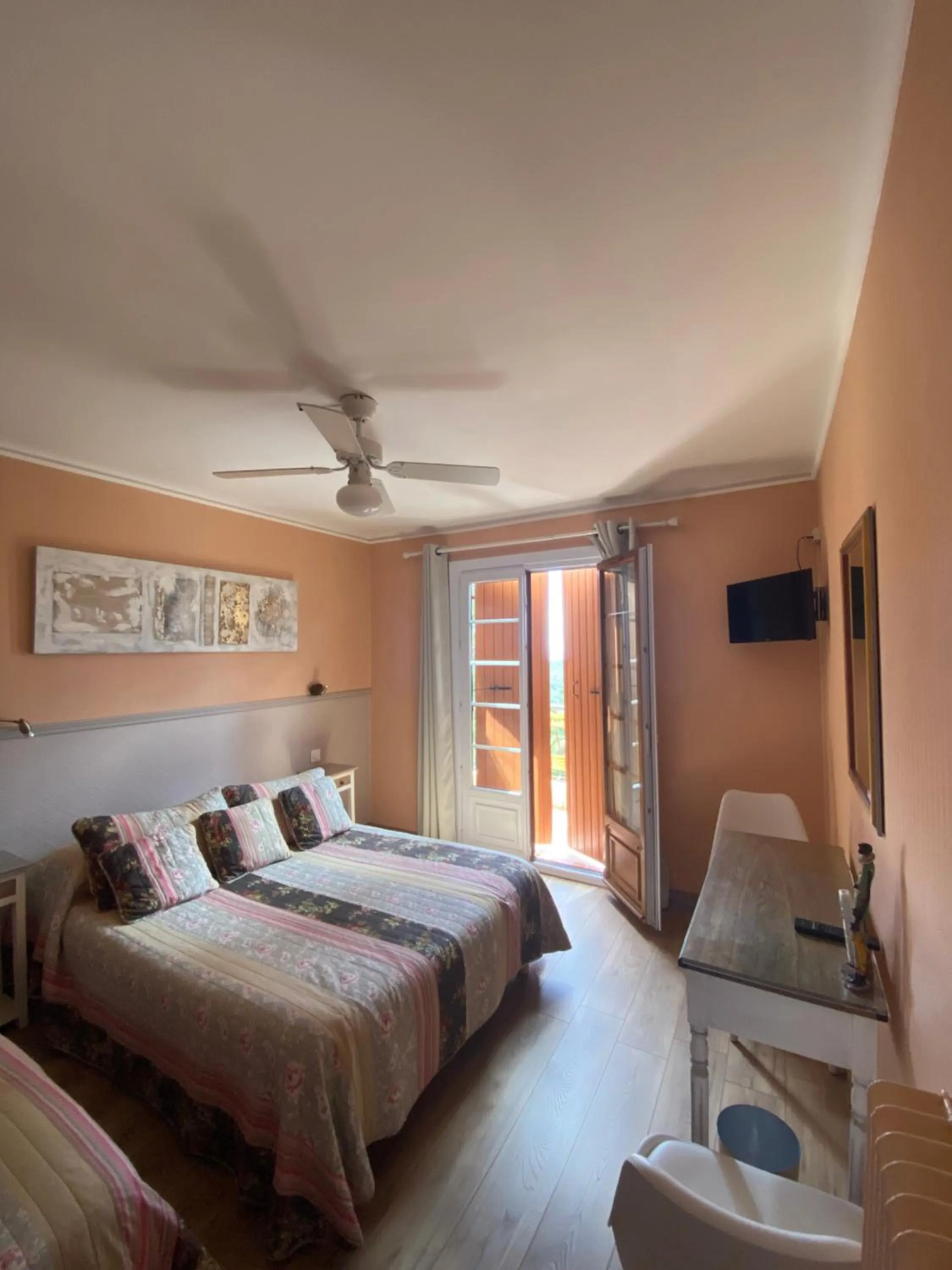 TV and multimedia, Bed in Les Belles Terrasses