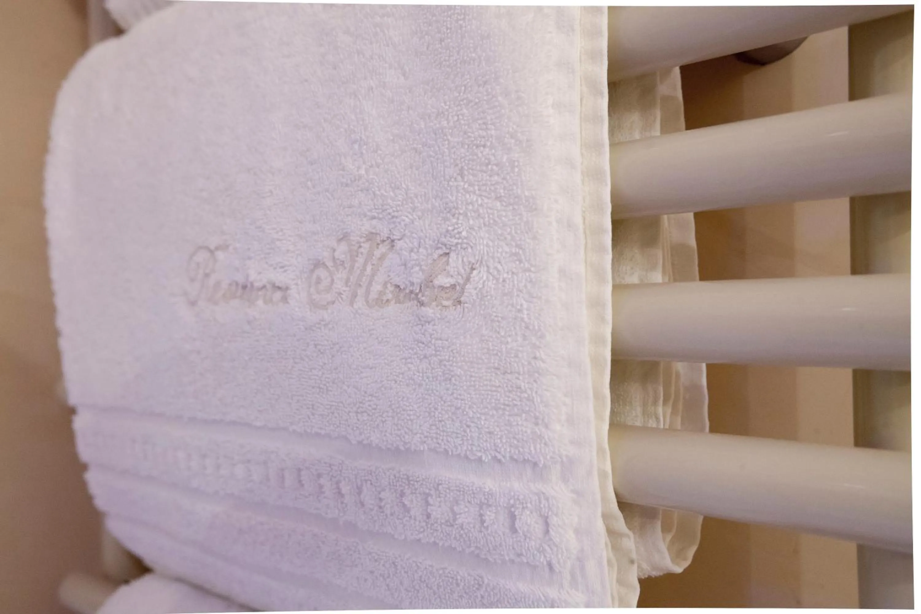 Bathroom, Bed in Suite & Spa Mirabel