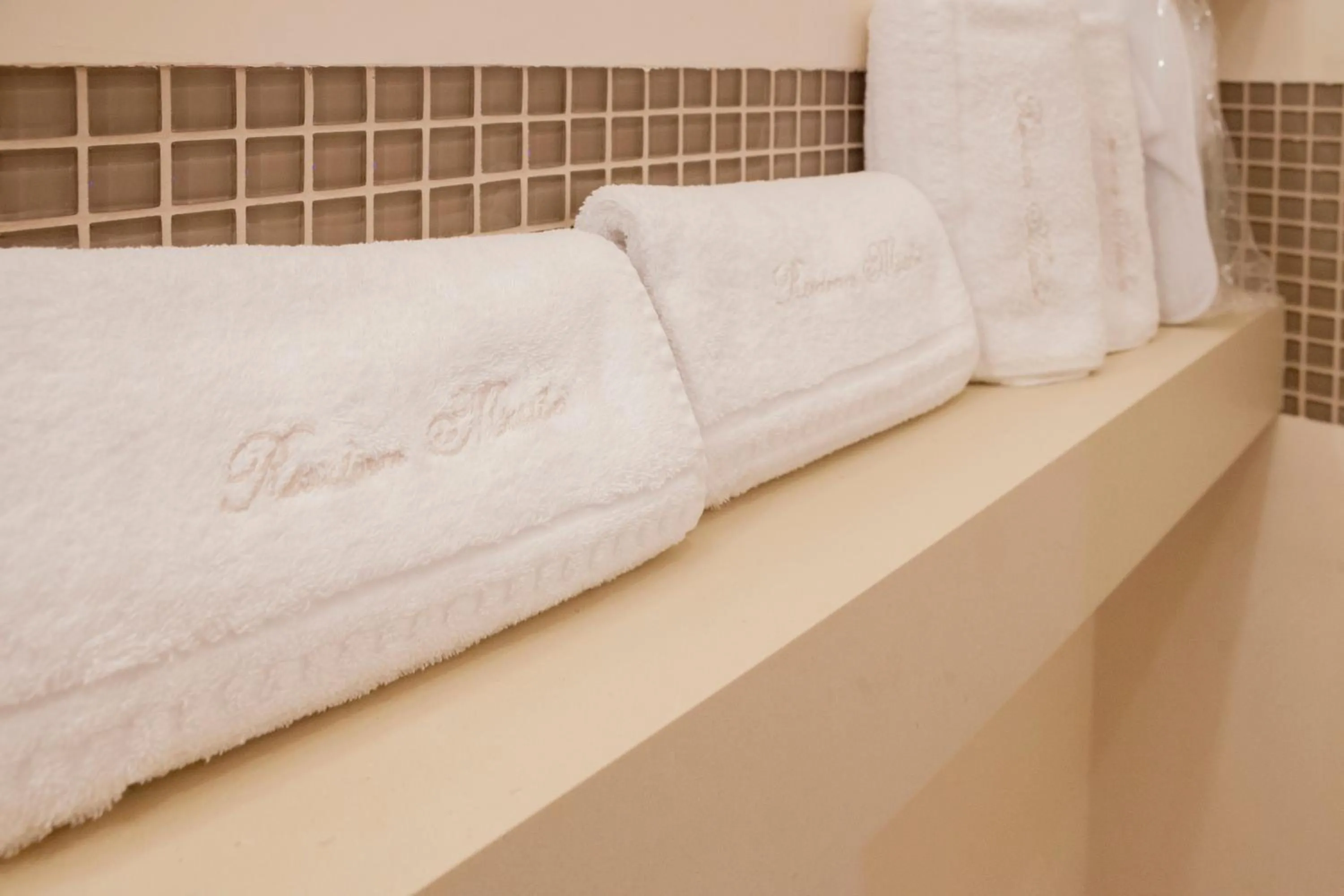 Bathroom, Bed in Suite & Spa Mirabel