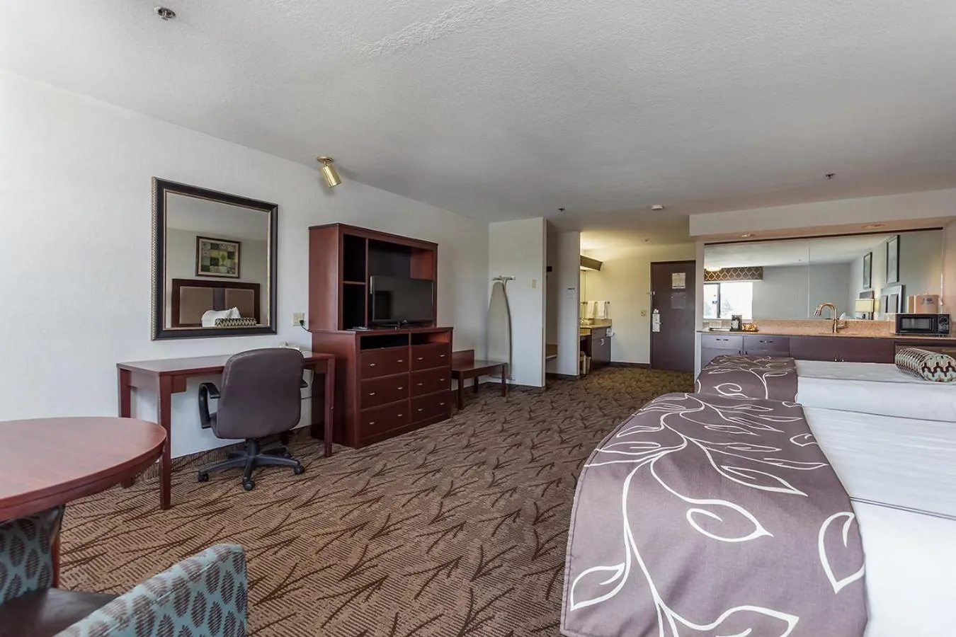 TV and multimedia in Shilo Inn Suites - Idaho Falls