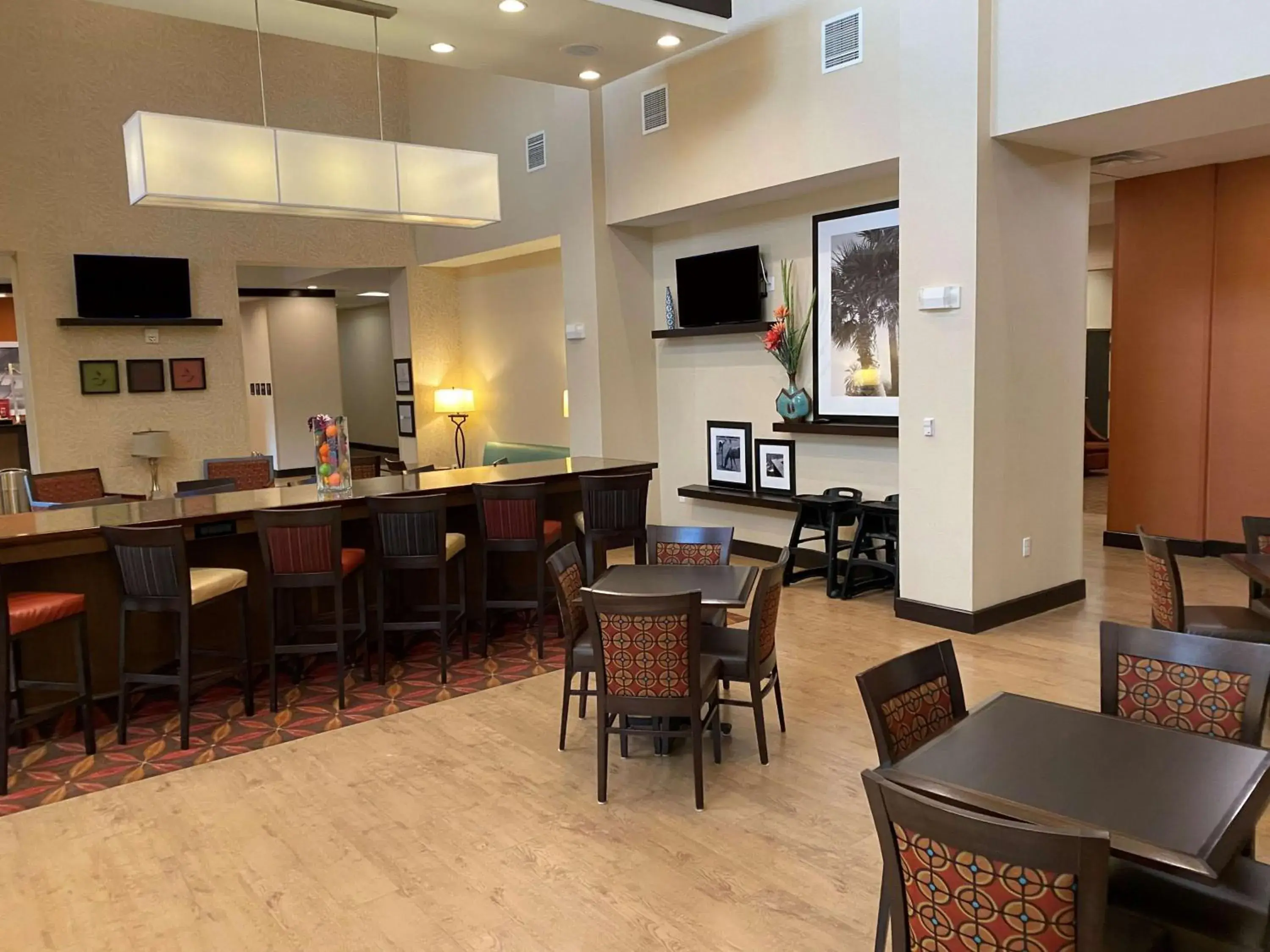 Restaurant/places to eat in Hampton Inn & Suites Tampa Northwest/Oldsmar Restaurant/places to eat in Hampton Inn & Suites Tampa Northwest/Oldsmar