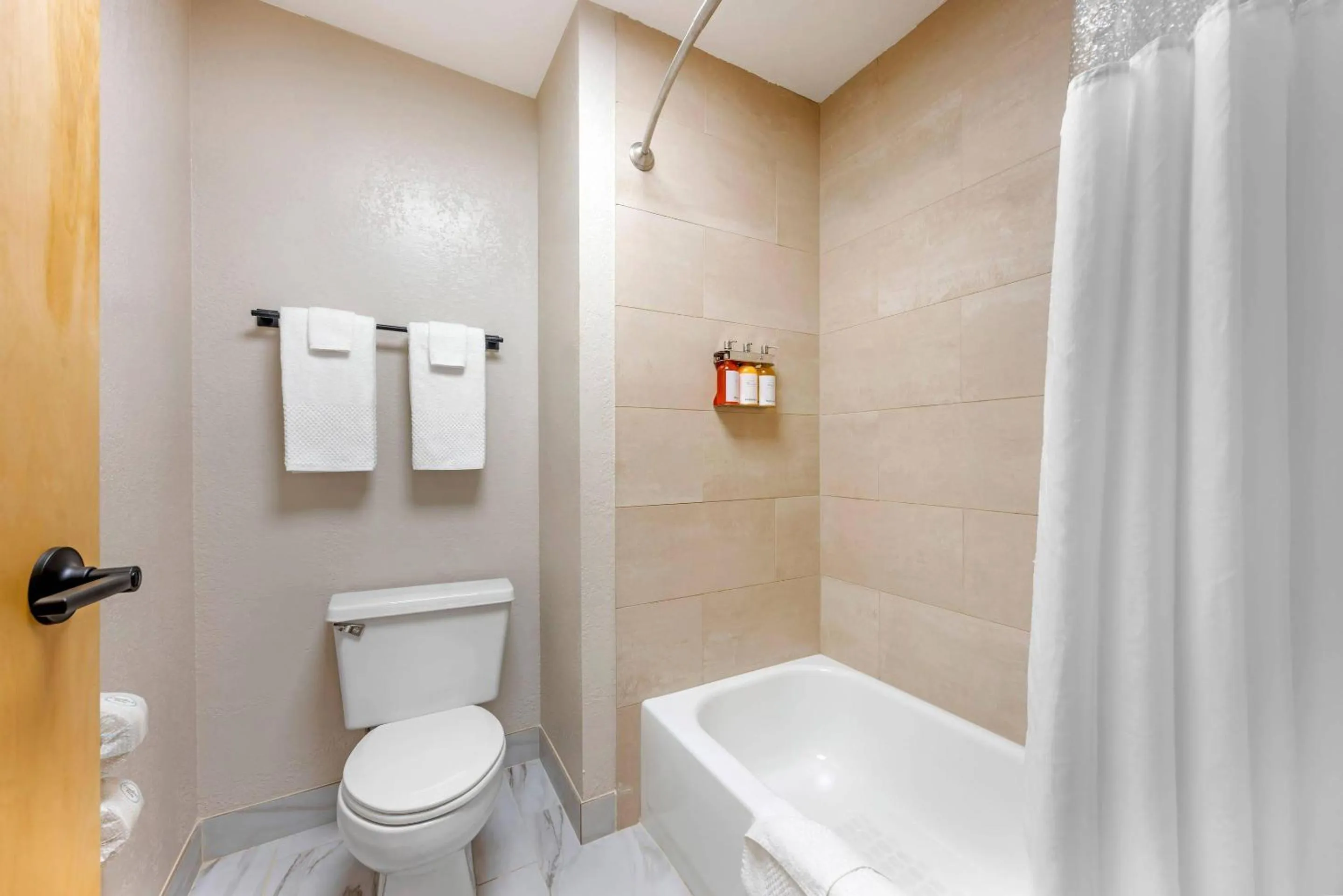 Bedroom in Columbia River Hotel and Conference Center, an Ascend Collection Hotel