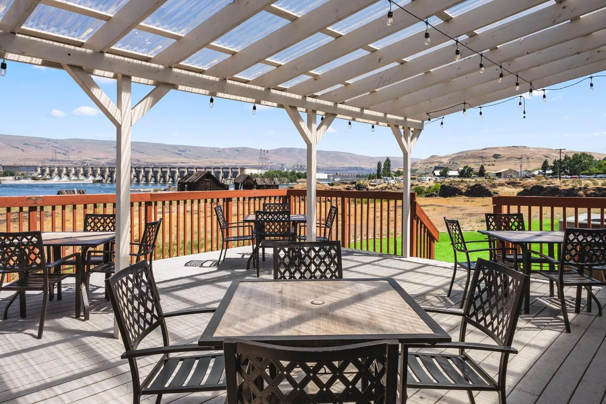 Patio in Columbia River Hotel and Conference Center, an Ascend Collection Hotel