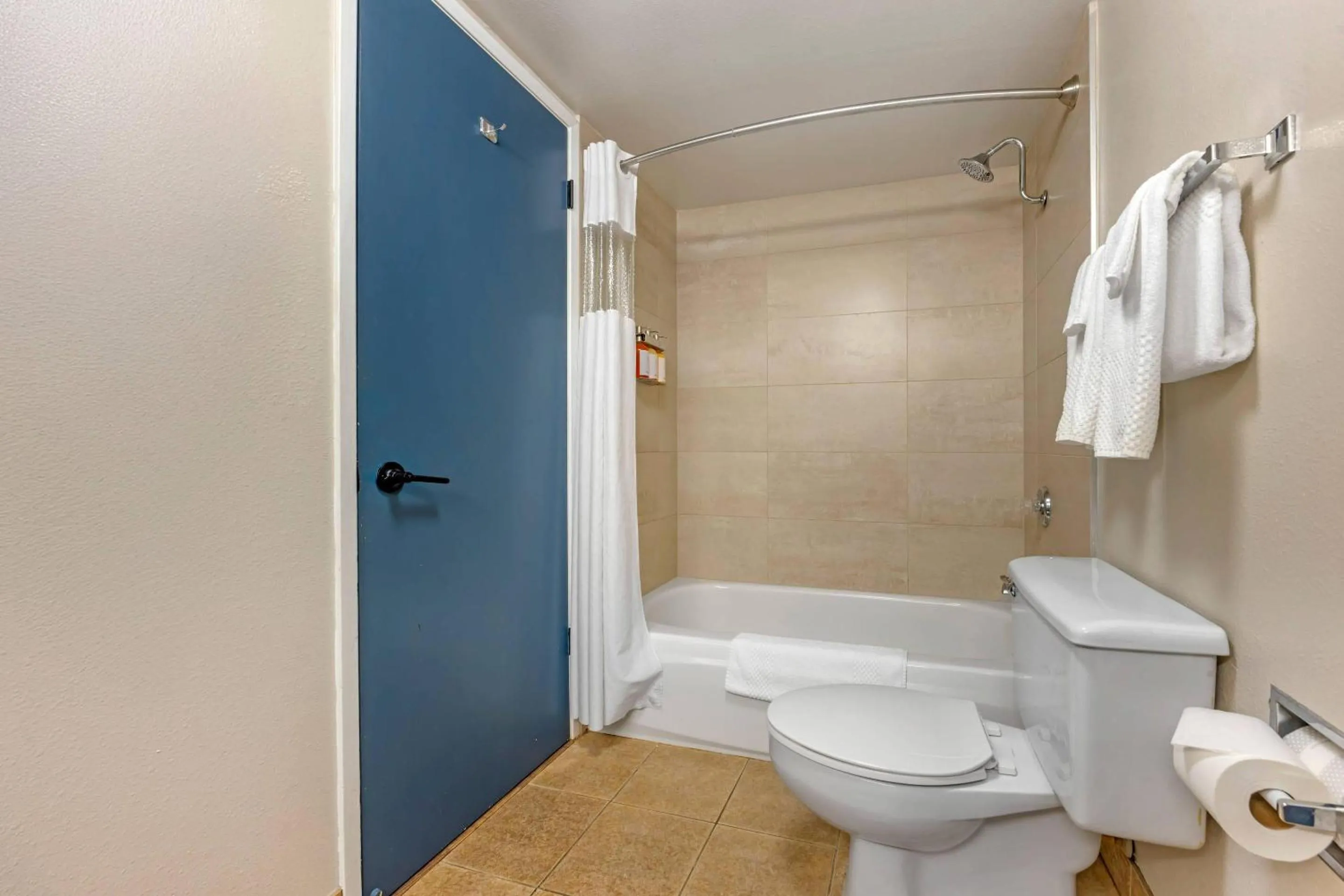 Bedroom in Columbia River Hotel and Conference Center, an Ascend Collection Hotel