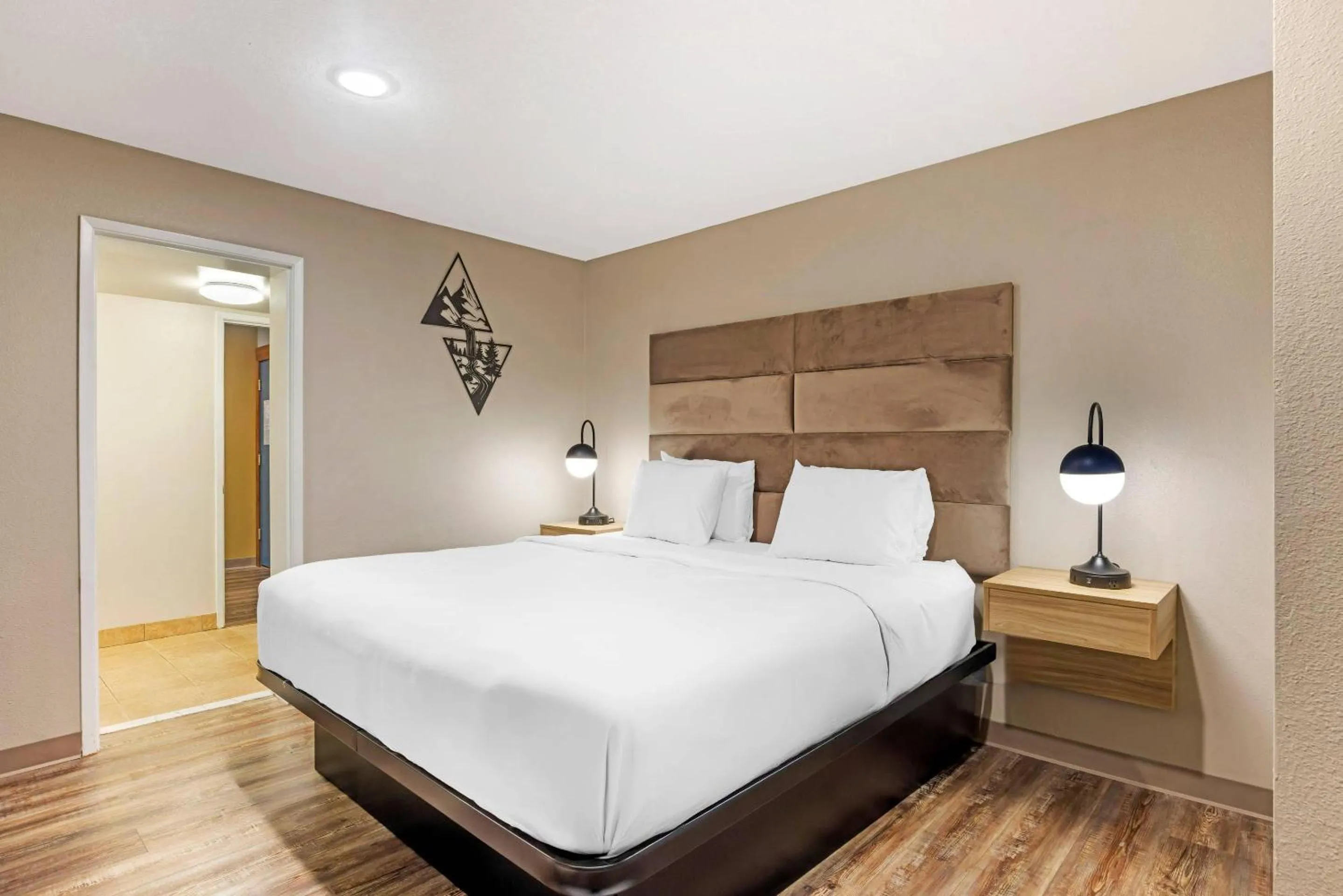 Bedroom, Bed in Columbia River Hotel and Conference Center, an Ascend Collection Hotel