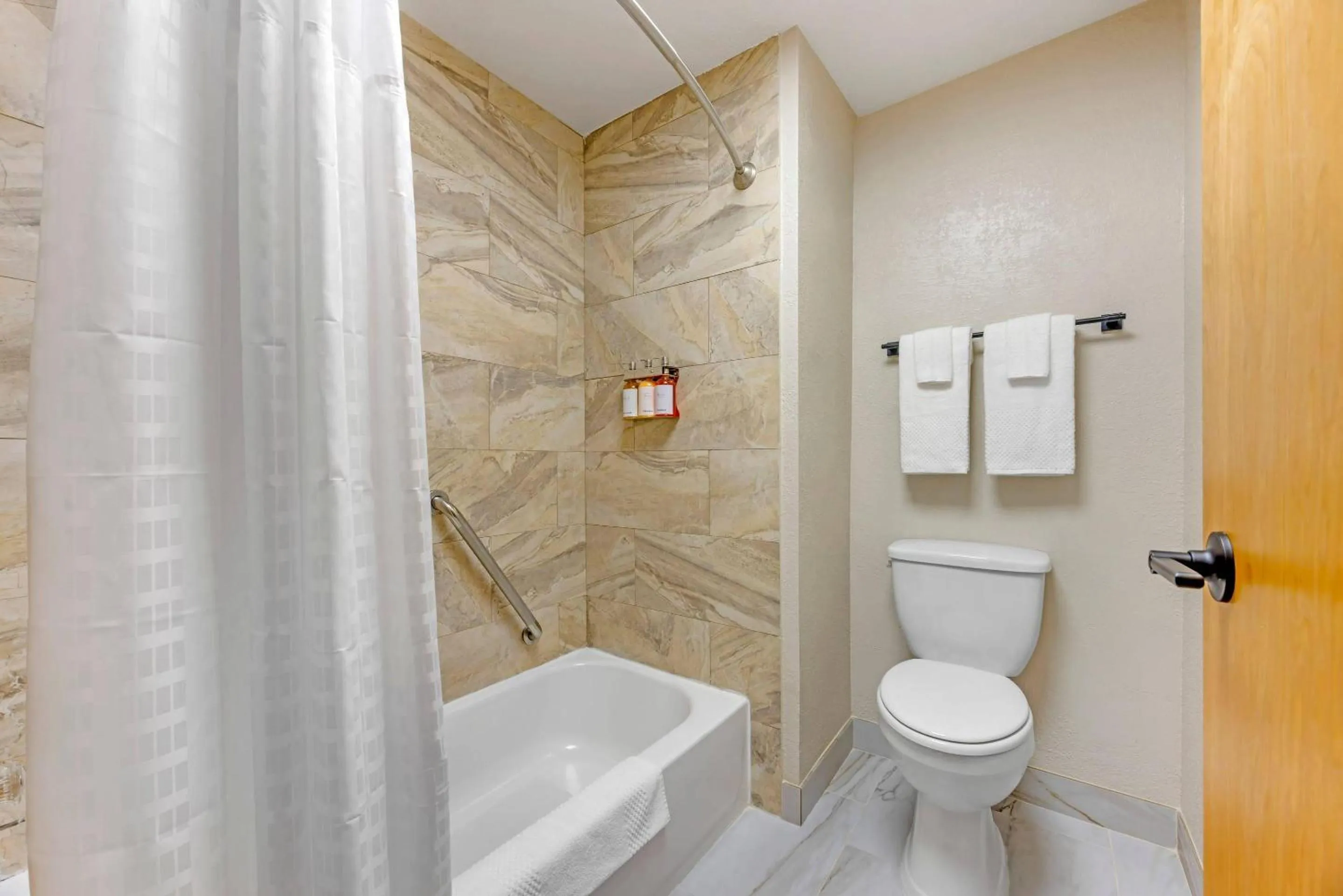 Bedroom in Columbia River Hotel and Conference Center, an Ascend Collection Hotel