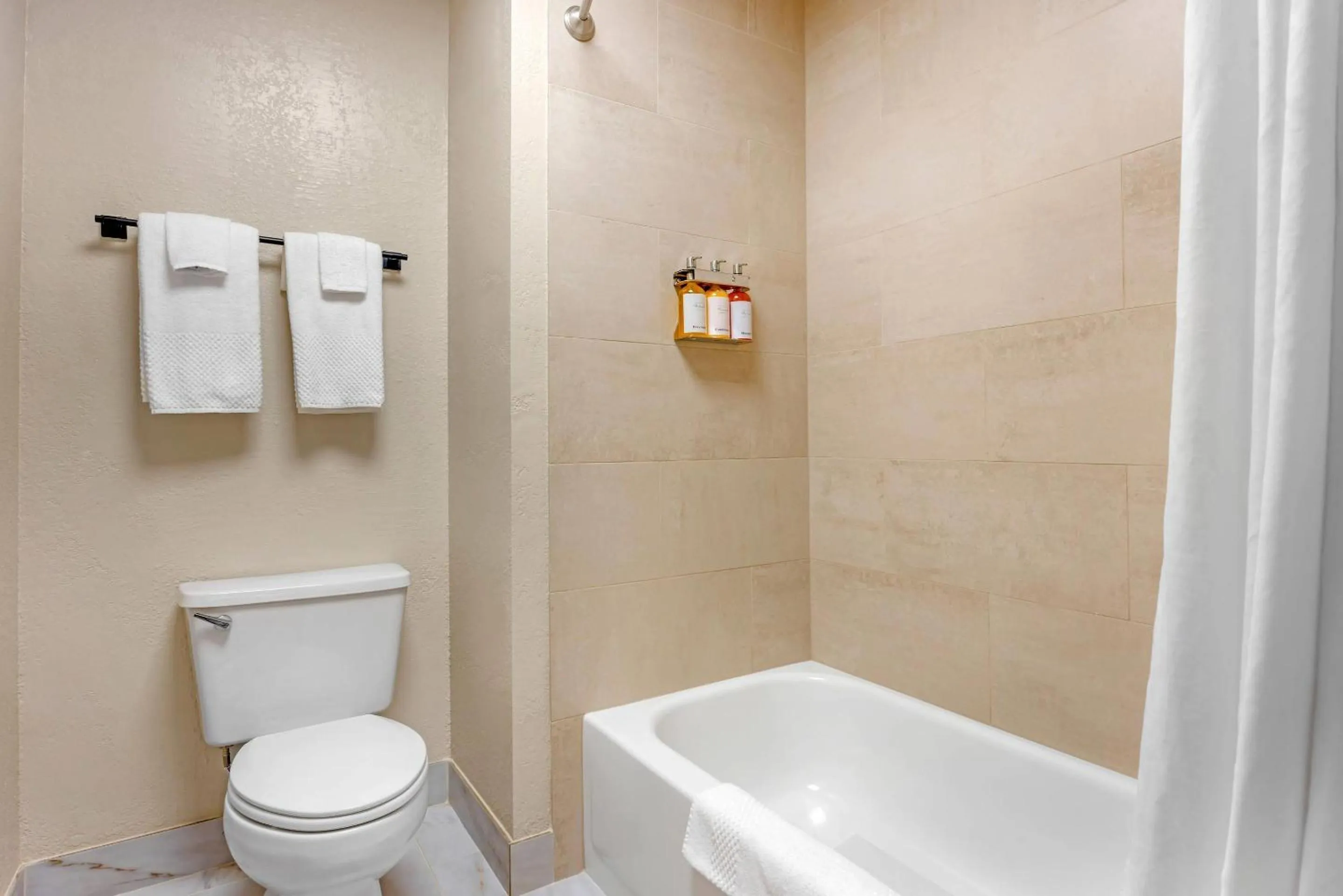 Bedroom in Columbia River Hotel and Conference Center, an Ascend Collection Hotel