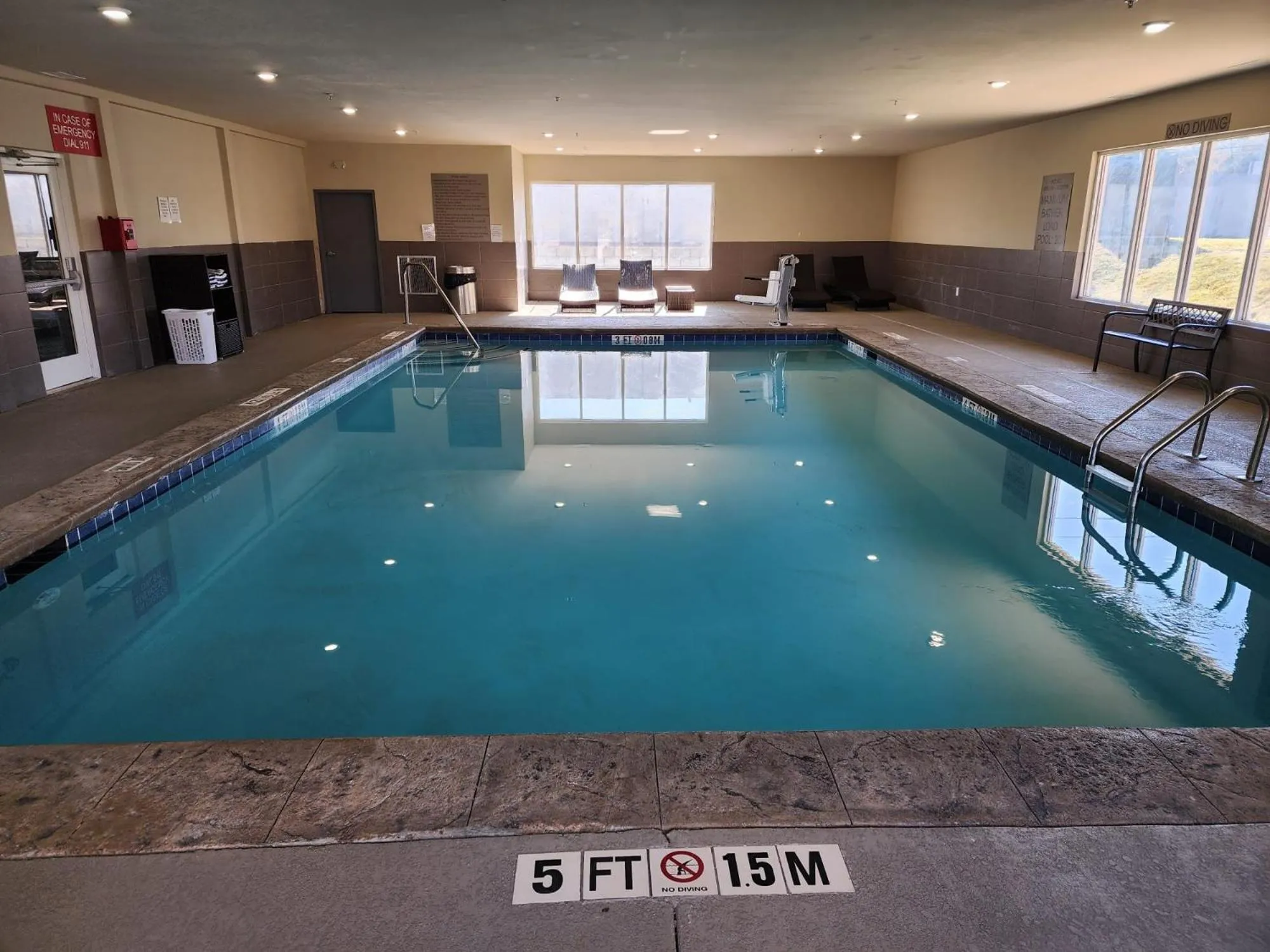 Swimming pool in Country Inn & Suites by Radisson, Macon West, GA