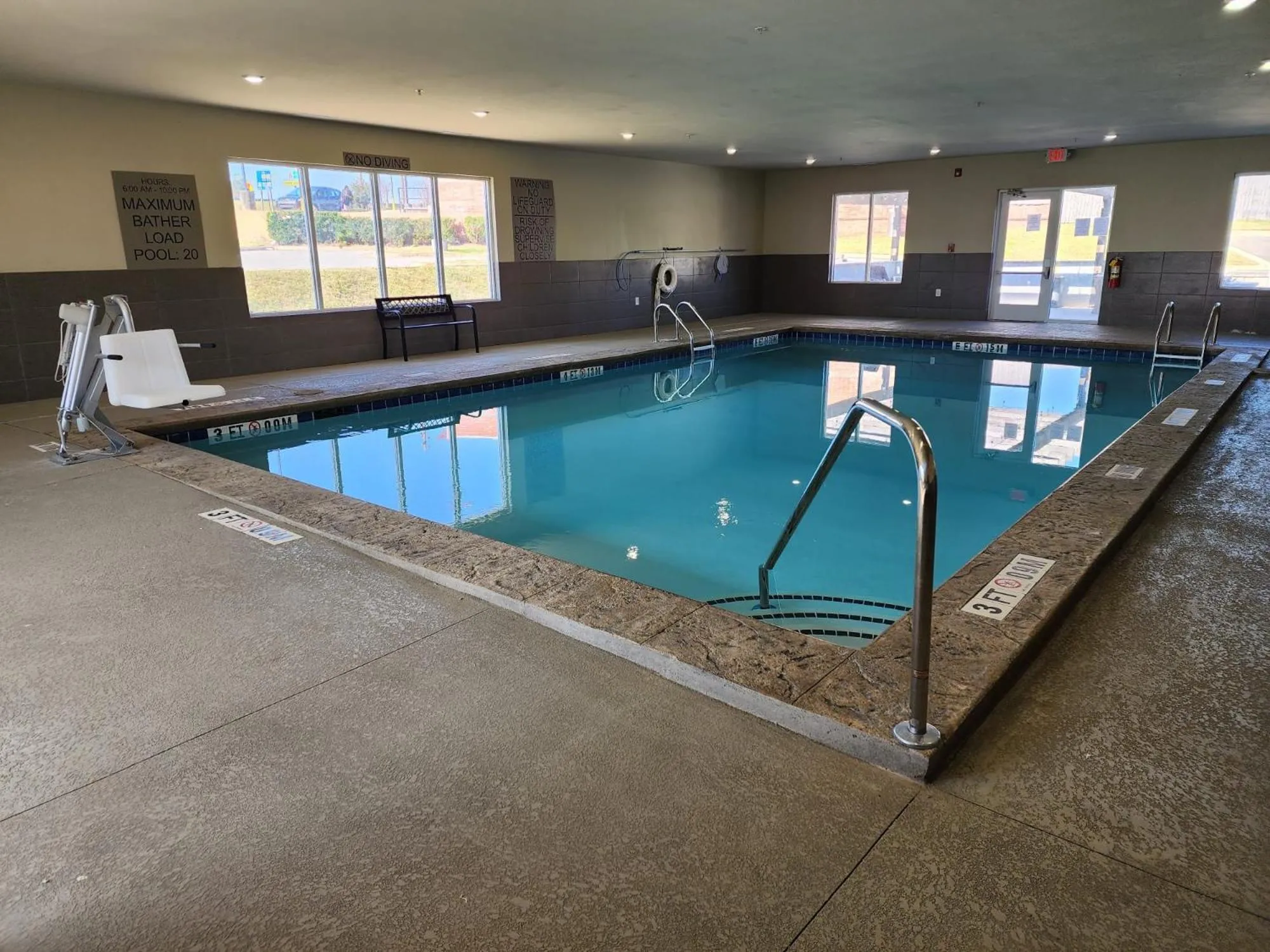 Swimming pool in Country Inn & Suites by Radisson, Macon West, GA