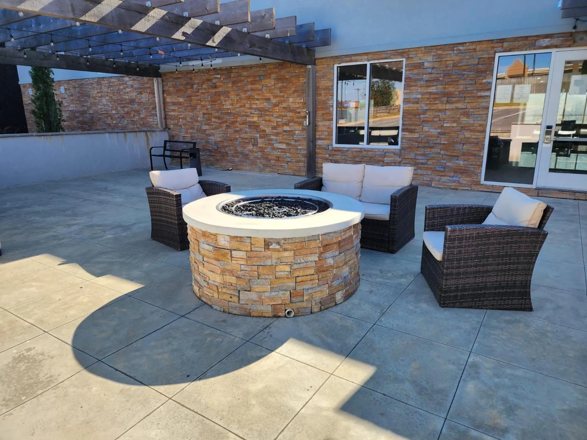 Patio in Country Inn & Suites by Radisson, Macon West, GA
