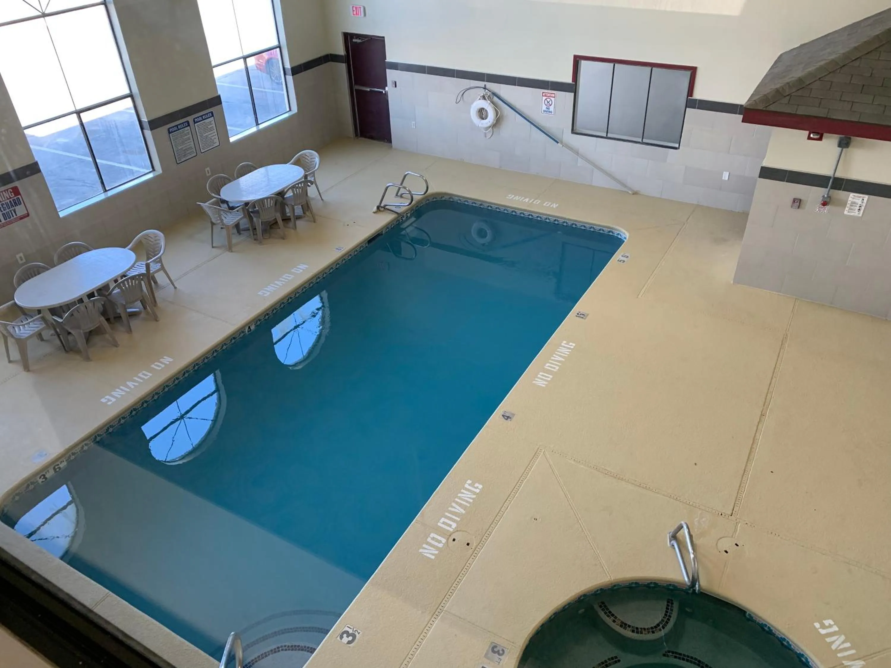 Swimming pool in Brentwood Inn & Suites