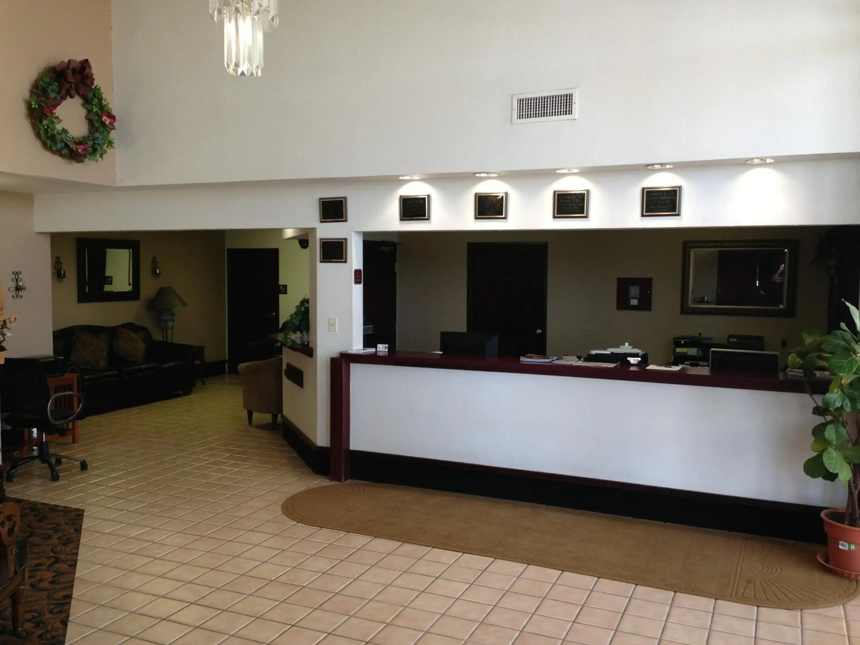 Lobby or reception in Brentwood Inn & Suites Lobby or reception in Brentwood Inn & Suites