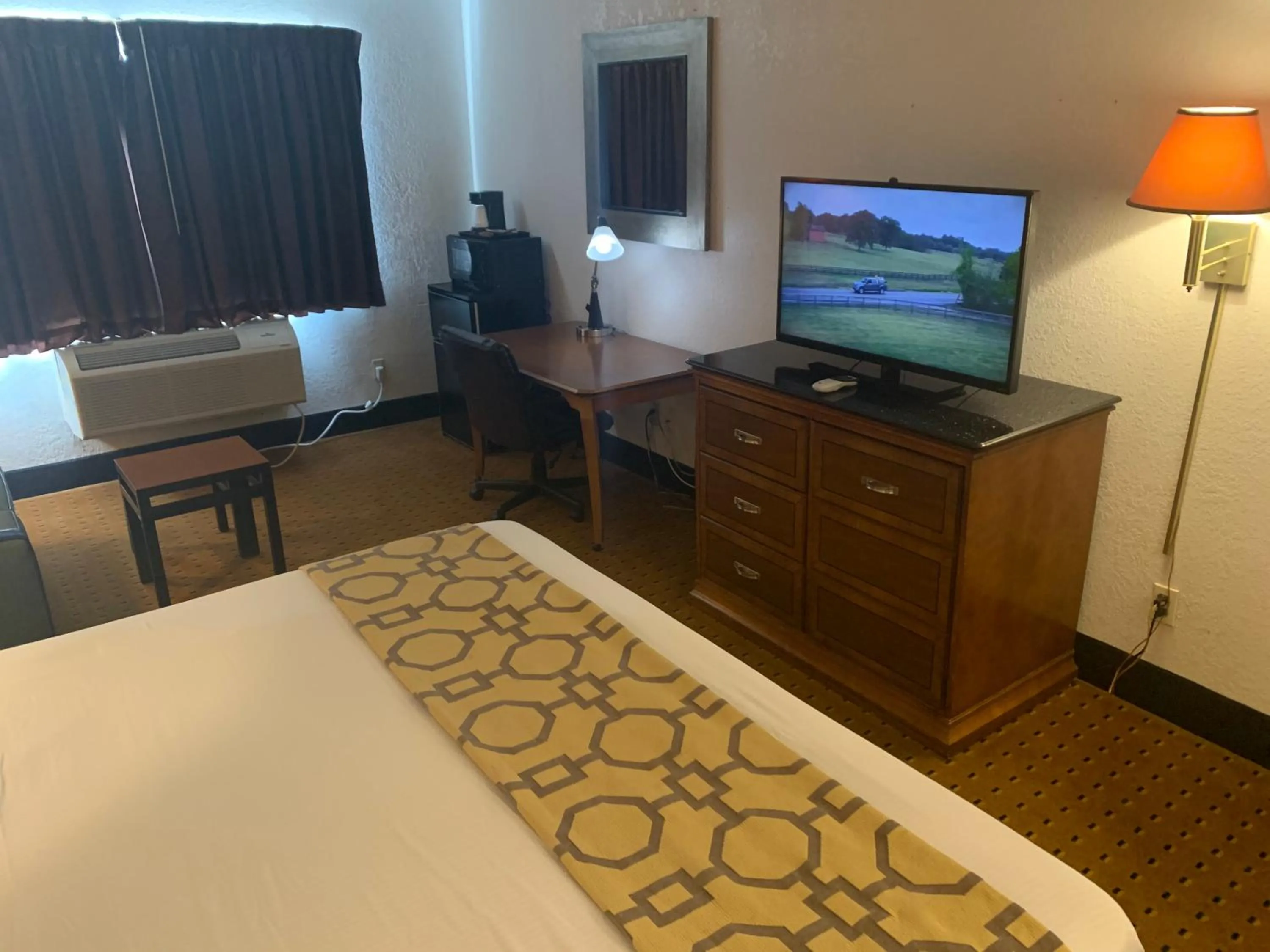 View (from property/room), Bed in Brentwood Inn & Suites