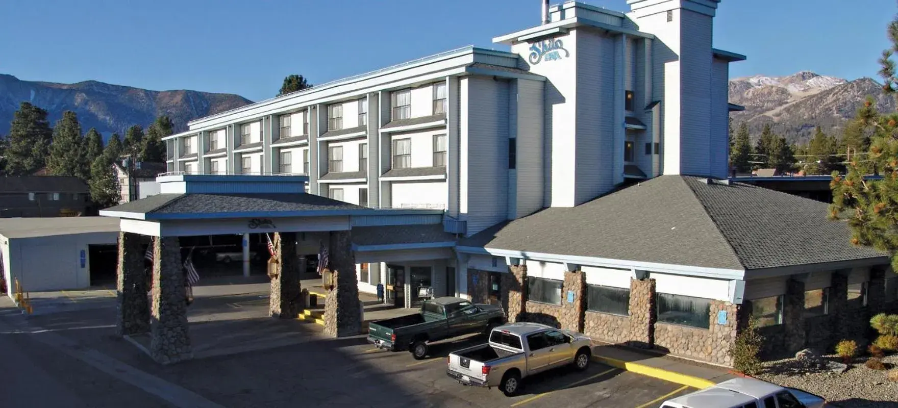 Property building in Shilo Inn Mammoth Lakes Property building in Shilo Inn Mammoth Lakes